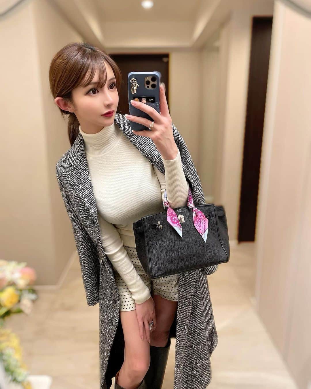 のインスタグラム：「載せ忘れ🦄💕  DIOR 2021AW パリコレクション のロングコート🌹 シルエットが美しくて ドレスコートの様にして着るのも 可愛いの🥰  チャコみが甘えんぼだったから ツーショット🐣💕  #dior #コート #春 #spring #好きなもの  #boots #👢 #jacket  #ディオール #ニット  #写真 #セルフィー #instagram  #休日 #お買い物 #猫  #東京 #tokyo #一粒万倍日  #fashion #shopping #ootd  #エステ #痩身エステ #ハーブ  #腸もみ #美容液 #美容 #美活  #ハイフ」