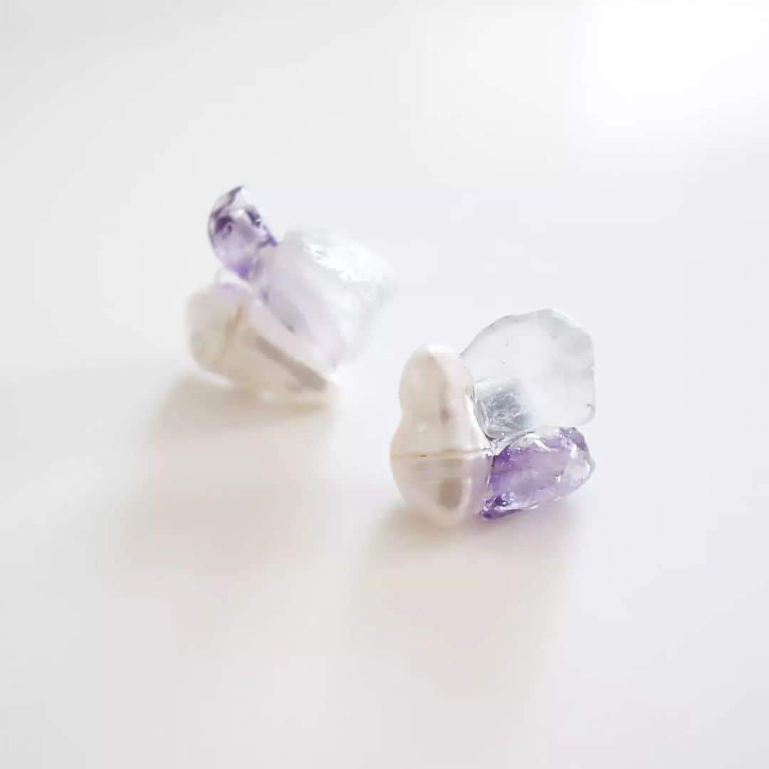 joueri accessory by Eri Sato(@satoeri626)のインスタグラム：「jem pierce · ラフカットのアメジストとフローライト、淡水パールの組み合わせ。 · ピアス金具はチタンポストを使用。 · · #joueri#アクセサリー#ピアス#天然石#天然石ピアス#カジュアルコーデ#ハンドメイドアクセサリー#クリスタル#fashion#ootd#outfit#code#coordinate#style#ファッション#コーディネート#コーデ#プチプラ#locari#partegram#カジュアル#お洒落さんと繋がりたい」