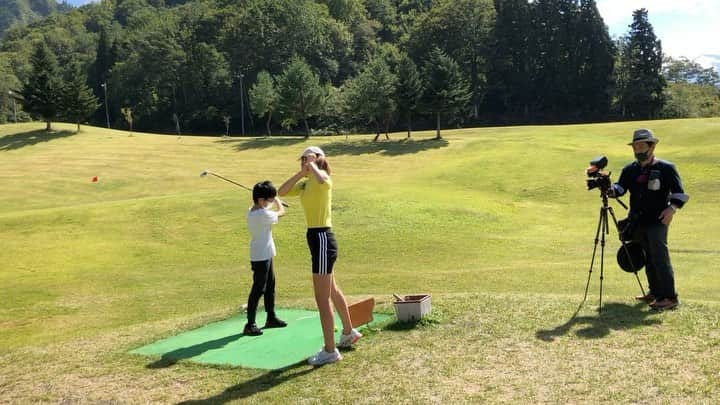 ばんちゃんのインスタグラム：「撮影でキッズにゴルフ教えてる⛳️🏌️‍♀️風😏笑笑 . w . #こんなコーチ嫌だ#こんなコーチどう？#ゴルフコーチ#ゴルフ#キッズ#キッズゴルフ#ゴルフ女子」