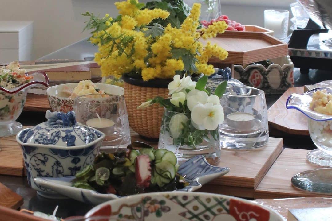 高井直子さんのインスタグラム写真 - (高井直子Instagram)「🟡 庭で育てたミモザとパンジー、 自分で造ったものと選んできた食器たちで テーブルセッティング。 TeamNAOKOのスタッフを招いての食事。 今日はがっつり身体に優しい家庭料理がテーマでした😋 いつもありがとう😊 #homeparty」3月27日 0時57分 - naokotakai