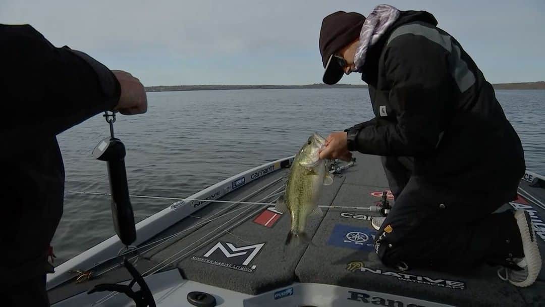 のインスタグラム：「@jleefishing putting the JLee Series Jerkbait rod to work in the #REDCREST Knockout Round🔥 Tune in to @majorleaguefishingofficial to watch @jleefishing & @bobbylanefisherman #FishToWin   #REDCREST #AbuGarcia #FishToWin」
