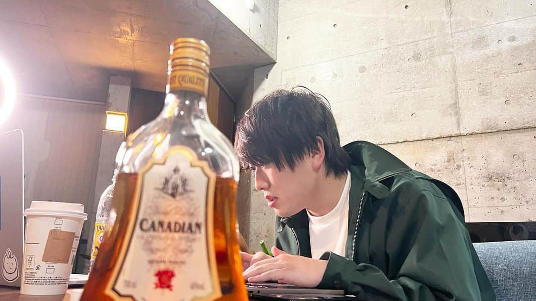 のインスタグラム：「個人チャンネルにてカンタさんとお酒を飲みながらトークさせて頂きました。尊敬するYouTuberは誰？と聞かれると水溜りボンドと東海オンエアと即答するのですが、カンタさんのYouTubeに対する思いや一本の動画を作るまでの思いを間近で感じると本当に刺激を受けます。  毎日連絡取るわけでも無いしたまにしか会うことはないのですが、付き合いで言えばもう4〜5年になります。いつまでも変わらずYouTubeに対して本気で向き合ってるカンタさんを本当に尊敬しています。  今日もYouTubeが大好きです。」
