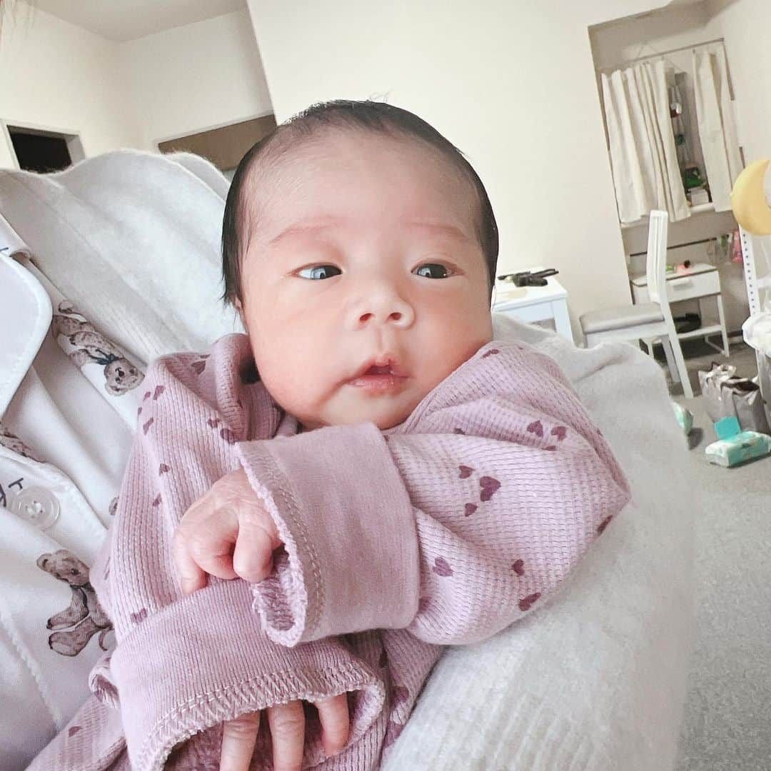 まういさんのインスタグラム写真 - (まういInstagram)「2022.03.19 17:05 まういかりんFamilyに娘が誕生しました！ たくさんのお祝いコメントありがとうございます。久しぶりに連絡取れた人もいて嬉しかった。  さて、出産はビデオ通話で立ち会えました。休みと重なってくれたので自分の車で病院まで送れたし、出てくる瞬間も動画に残せて、これはこれでよかったなって思う。 入院中はベルト2人きり生活だったけど、毎日テレビ電話して成長を欠かさず見守れました。  2日前に退院してからは、いつか自分の子が生まれたらやりたかったことをやりちぎってます。指掴ませたり、自分の胸に乗っけて一緒に寝たり、泣くのをあやしたり。  この体がちっこくて首も座ってないふにゃふにゃで危なげな期間もすごく短いんだってわかってるから、1日1日楽しんで思い出たくさん残す！  花鈴ちゃん改めて、おかえり。  そしてみなさまも、家族4人の新たなスタートをこれからも暖かく見守ってくれたら嬉しいです。よろしくお願いいたします！」3月27日 1時59分 - mauie_cayton