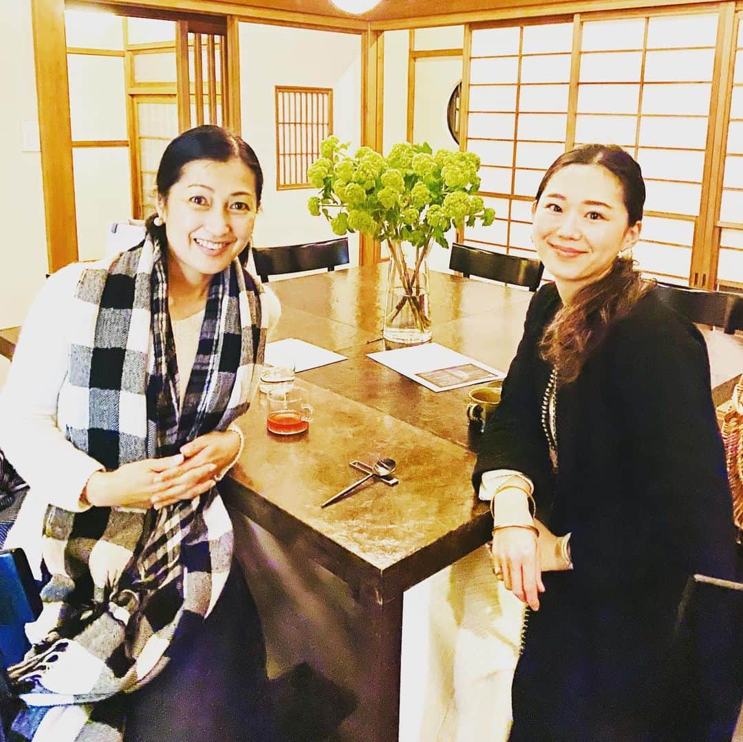 鶴田真由のインスタグラム：「鎌倉の小町通りの一本奥にある古民家でのお食事✨✨✨かわゆい妹のようなhitomiちゃんとのんびり時間。私のお気に入りはにんじんのポタージュに柑橘系の酵素を合わせたもの。にんじん🥕の中にふわりと金柑のような香りが感じられ美味でした❤️今度、家でも作ってみよ〜 さやちゃん、お招きありがとう😊 @hitomi_usutani @sayafull @enso_osaji」