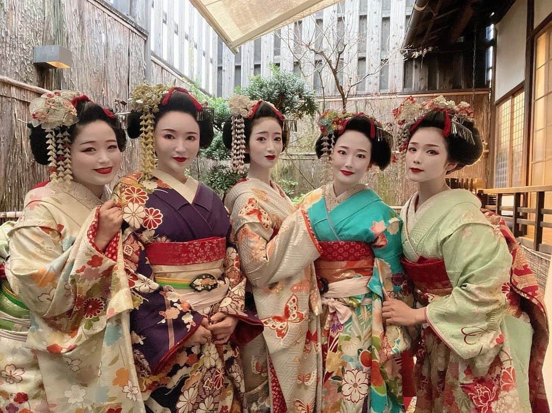 里美ゆりあのインスタグラム：「皆で京都旅行に行ってきました🥰  初めての舞妓体験🎶  良い思い出になりました♥️  凄く楽しかったぁ😆  インスタLIVEもありがとう❣️  #ペ部 #京都 #舞妓  #家族 #family」