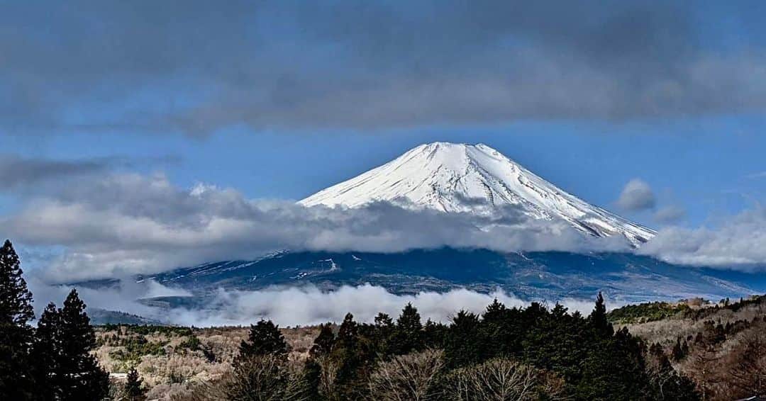 渡辺裕之のインスタグラム：「今朝の富士山  友より 雲が戯れて #霊峰富士 #雲と戯れる富士山🗻  #祈り #良い休日を」