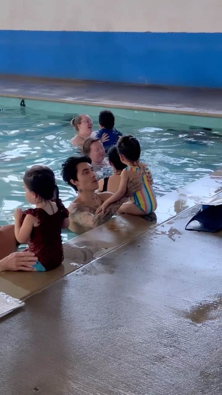 Tianna Gregoryのインスタグラム：「Shadow’s first swim lesson 😍 ✨  NEW Hydration Sensation💦 @VoozHydrate has 0 sugars, 4 electrolytes & immune-boosting ingredients. #VoozHydrate - Available at #Kroger   ✨  Follow the inventor @BangEnergy.CEO #ad」