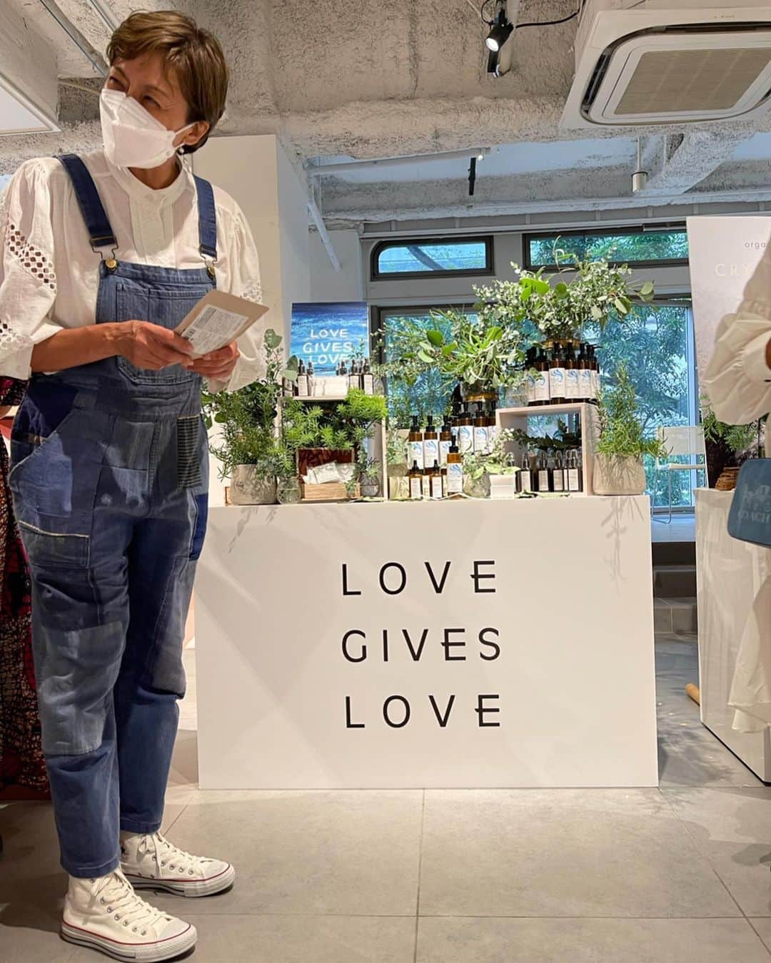 のインスタグラム：「💛💛💛 皆様お元気でしょうか？ 私は低気圧にやられ一昨日から頭痛😱やーよね。 今日はまーまー落ち着いてますが夕方は針の治療に行こうと思います！ . さて @lovegiveslove  も2年目に突入出来ました❣️これも支持して下さっている皆様のお陰☺️今年は沢山楽しい事を提案したいと色々進めている最中でございます😊2年目を記念して offshore、on shore のセットを15%offさせて頂いてますので @lovegiveslove へ飛んでチェックして下さいませ❣️ 予約受付中です😘 #❤️ #ootd  はブラウス、オーバーオール共にビンテージ @motherlip_jpn」