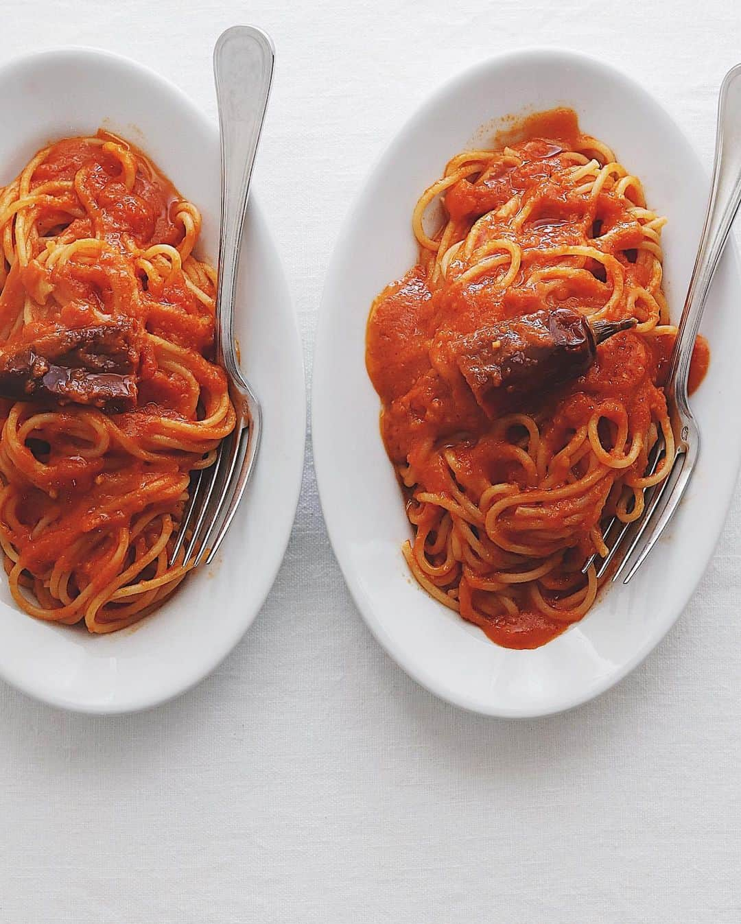 樋口正樹のインスタグラム：「spaghetti all'arrabbiata 🌶 . 日曜の昼のおいしいパスタ。 ひっさびさのアラビアータ🍝 . しっかり辛く、ニンニクの パンチ効いた鬼うまい一皿。 韓国の唐辛子を使ってます。 唐辛子の中に溜まっている ソースがやたらとおいしい。 ソースは多めが間違いない😋 . . . #アラビアータ #トマトソース #パスタ部 #辛党 #辛くて美味しい #辛くてうまい #バリラ #arrabbiata #spaghettiallarrabbiata #topitalianfood #italyfood #italianfood #pastalover #lovepasta #pastaitaliana #🌶」