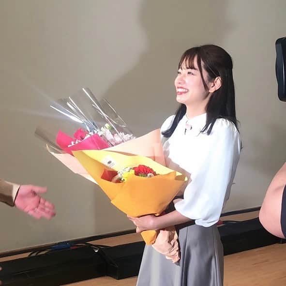 のインスタグラム：「. 今朝の放送ご覧いただきありがとうございました！ 改めて2年間ありがとうございました🎓 ⁡ 最初は神奈川のことも農業のことも全く知らなかった私、 たくさんの取材を通して学ばせていただきました。 ⁡ またリポートの仕事も初心者で、 カメラにお尻を向けないの!（当たり前🐥） なんて注意されるところからスタートしましたが、 色んな方のご指導のおかげで ここまで来られました🙇‍♀️ ⁡ 視聴者のみなさま、取材先のみなさま 関係者・スタッフのみなさま 本当にありがとうございます🌿 ⁡ 新しい旬菜キャッチャーも発表され これからが楽しみですね！！ 引き続き神奈川の農業と番組の応援を よろしくお願いします❤︎」
