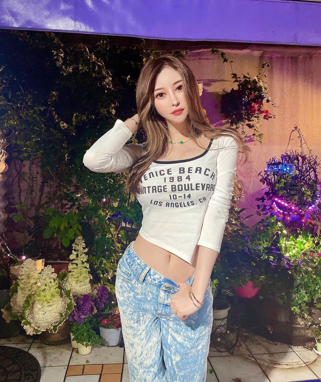 藤咲めいのインスタグラム：「きのうの服🦭🤍  このデニムは昨日ゲットしたGANNIの🌞🖤 可愛い〜❤️‍🔥 トップスは裾が斜めにカットされてるデザインなの👩🏼‍🔬 . . #ganni #shein #cartier #ヴァンクリーフアーペル #ootdfashion #ミニ丈  #デニム」