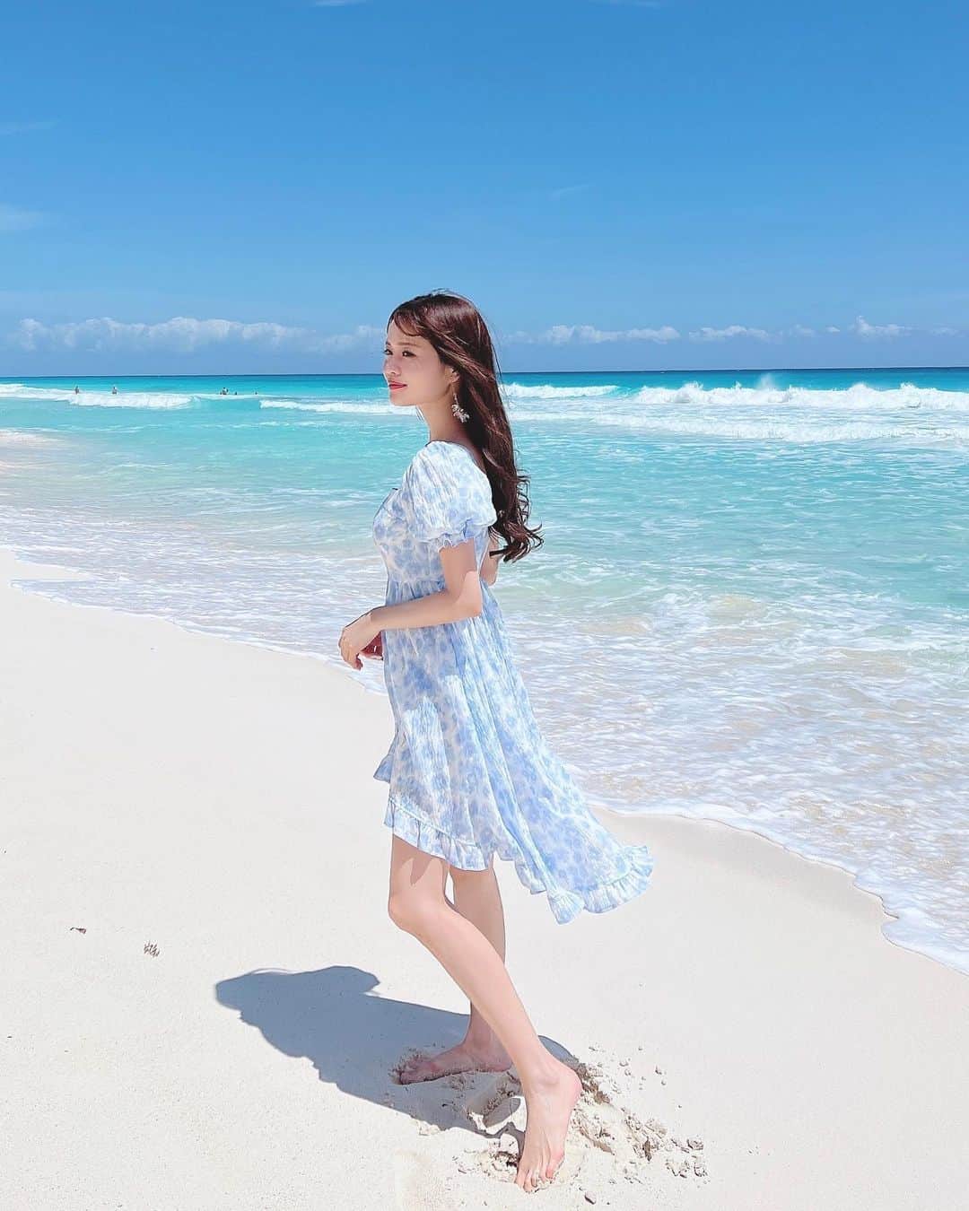 のインスタグラム：「カンクンのカリブ海🏖 　  カリブ海でも随一と言われる真っ白な砂浜と美しいカリビアンブルーの海🐚 本当に美しくてずっと眺めていたい 🤍 　  カンクンステイの後半はリッツ・カールトン🏨この日はリッツのビーチでブランチしました🍽 　 　 この可愛いワンピースは @ledin.intl のもの👗海にマッチして通り掛かりの人皆んなに褒めてもらえました😇 　 　 　 　 #海外旅行#海#ビーチ#リッツカールトン #カンクン#カリブ海#トラベル#cancún#ritzcarlton#ritzcarltoncancun#cancunmexico#cancunphotography#ledin#ledinclothing」