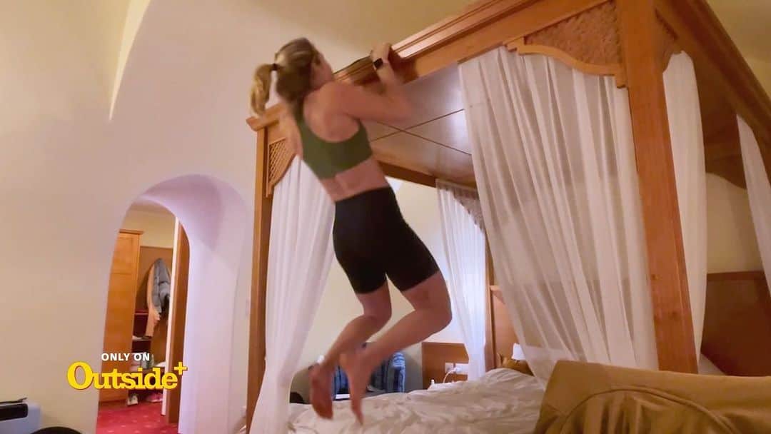 ミカエラ・シフリンのインスタグラム：「From doing pull-ups in my hotel room during quarantine to @fisalpine World Cup Finals…what a roller coaster this season was. 🏆  Episode 4 of @outsidetv’s Passion and Purpose is now available for free and to those outside of the U.S., thanks to @ikonpass. Watch with the @outsidetv App or at the link in my bio. #otvadventures #outsideplus」