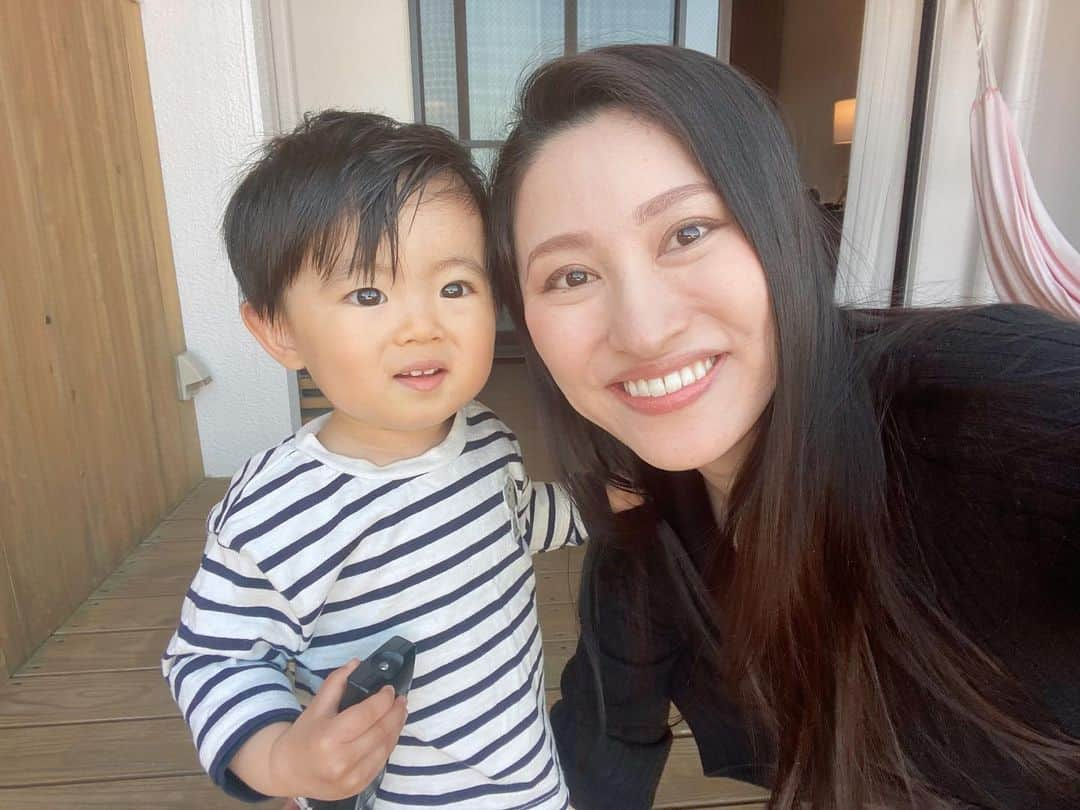 福島慶子のインスタグラム：「#マタニティ旅行🤰 #アイランド長崎伊王島　へ🚗  お友達家族と６人での旅行は楽しすぎたし 楽しめるスポットがありすぎて とても1泊じゃ足りないほど盛りだくさんでした‼️  部屋からは海側見渡せて 子供もたくさん遊べるキッズスペースや アクアパーク 外には4ヶ所のカフェにも行き放題 岩盤浴やストレッチスペース、温泉 なんかもとても充実‼️  料理はどれも美味しくて 朝食ビュッフェは 朝から海鮮丼が食べられる贅沢さ✨  息子もとっても満足して 帰りの車は即爆睡💤🚗  旦那氏も喜んでて また近々行くことに🤣🤣  お腹が大きくなってきて 思うように体が動かないけど とてもリフレッシュした旅行でした‼️  ３人での旅行も後一回❤️ 楽しもう💕 #家族旅行#長崎旅行#九州旅行 #温泉 #キッズパーク#子供も遊べる #妊娠8ヶ月#妊娠後期#マタニティアカウント #第二子妊娠中」