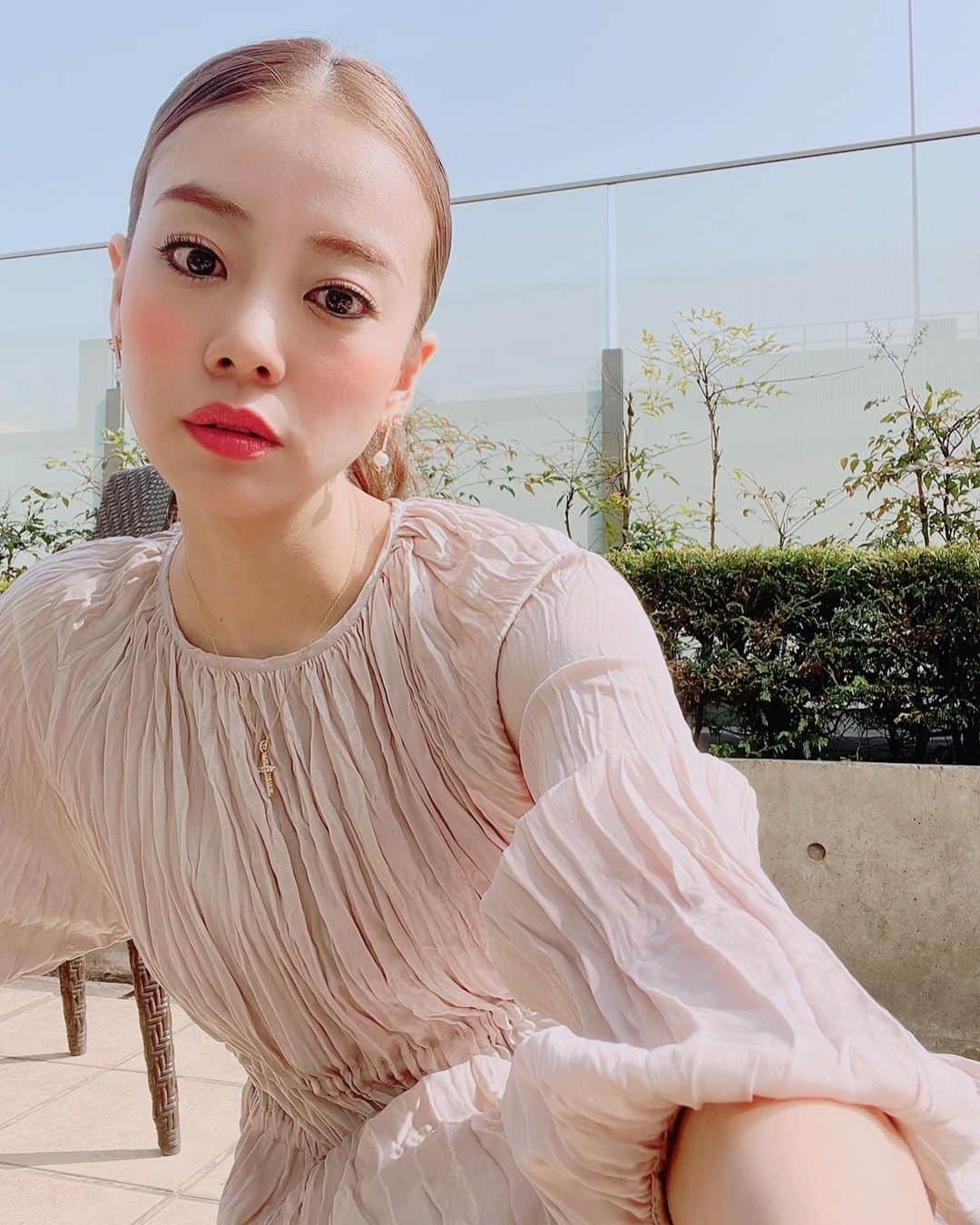 あびる優さんのインスタグラム写真 - (あびる優Instagram)「先日メイク💄 自然光☀️＋全力の明るさ調整😂で美白肌になってますが🤫 アイシャドウはベージュ系で控えめに、チークとリップをビビットに😄 #make#makeup#hairmake#メイク#メイクアップ#ヘアメイク#💄」3月27日 5時24分 - yuabiru74