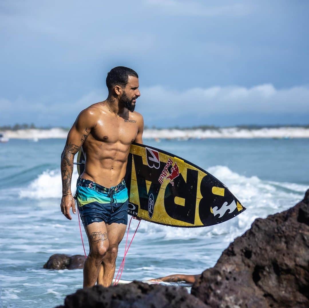 イタロ・フェレイラのインスタグラム：「Meu escritório é na praia, eu tô sempre na área. @charliebrownjr ❤️‍🔥🔥🙏 #surf   📸 @mocoto」