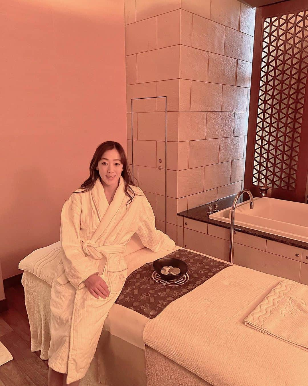 村主章枝さんのインスタグラム写真 - (村主章枝Instagram)「I love going to spas and massage. Refresh and energize. When I was in Tokyo last month, I went to Shangri-La hotel spa. My old skating friend is working there as a manager!!! I am so proud of her.   The treatment that I tried named "Customized Retreat"  This Spa “Chi Spa” is inspired by traditional oriental medicine ideas. I usually focus on relaxing my muscles but this place approach from your mental as well. Not only massage,when you become a guest or a club member, you can use the gym, hot bath facility and pool.  Thank you so much for such a wonderful experience and relaxing time.  私はスパやマッサージに行くのが大好きです。リフレッシュとエネルギー充電！  先月東京にいたとき、シャングリ・ラホテルスパに行きました。昔のスケートの後輩が、そこでマネージャーとして働いています。沢山勉強し頑張り、今のポジションについた彼女を、誇りに思っています。    私が試したトリートメントは「カスタマイズ　リトリートメント」と名付けられています。このスパ「チースパ」は、伝統的な東洋医学からアイデアを得ています。  私は通常、筋肉をリラックスさせることに焦点を当てていますが、この場所は、精神からもアプローチします。  マッサージだけでなく、ゲストやクラブ会員になると、ジム、温泉施設、プールを利用できます。 　リラックスした時間をありがとうございました。  #relaxingtime  #shangrilahoteltokyo  #シャングリラホテル東京」3月27日 6時49分 - fumie.suguri