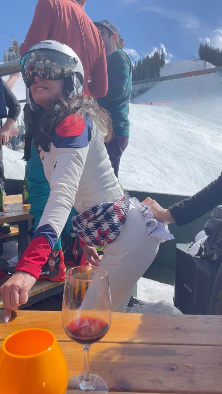 ガブリエル・アンウォーのインスタグラム：「Champagne & ski overdrive!  @dawnmiller4313 @apodacagloria @bill0910 @chris_radomski @shareefmalnik」