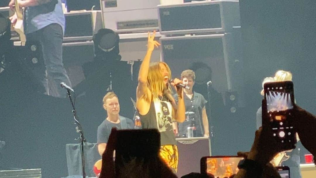 ローレン・アッシュのインスタグラム：「I recorded this in December when I saw the Foos live in Vegas. They opened the show with Times Like These and I sobbed. Wailed. It was just so good to be with some of my most favourite people seeing one of my most favourite bands, happy, healthy and grateful for it all. Hearing the news about Taylor Hawkins last night just gutted me. It’s weird to feel that way about someone you’ve never met. But as someone myself who has the intense and amazing gift of impacting people I haven’t had the pleasure of meeting in person yet, he did that for me. And moreover, the friendship and love between those two men is something that has always made my heart sing. I love love. All kinds of love. And I love how effusive they always were with each other (as evidenced in this video) All of us need to love and be loved so fiercely.  After seeing this show, I said to my podcast cohost and sister @unsolvedchristy that I felt like she was the Taylor to my Dave. And that’s probably why their friendship always made me so happy. My heart breaks for Dave today. An indescribable loss for the music world. And an unbelievable loss for his family and friends. RIP Taylor Hawkins. One of the greatest.」