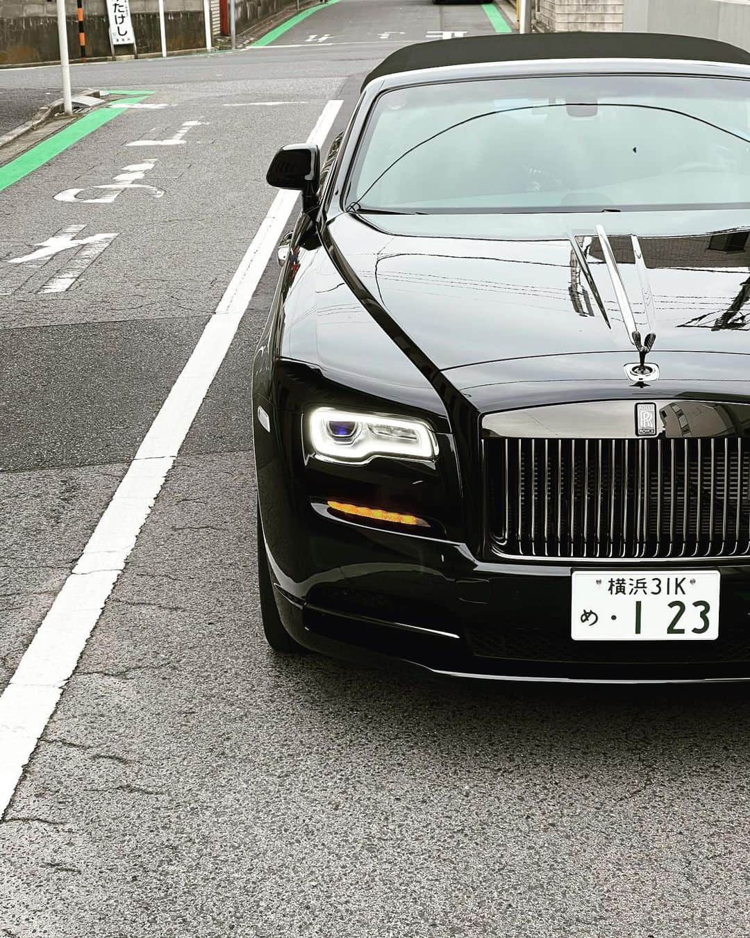 青木龍一さんのインスタグラム写真 - (青木龍一Instagram)「黒いやつです  #ロールスロイス　＃ドーン　#rollsroyce  #dawn  #blackbadge」3月27日 13時17分 - r.aoki.123