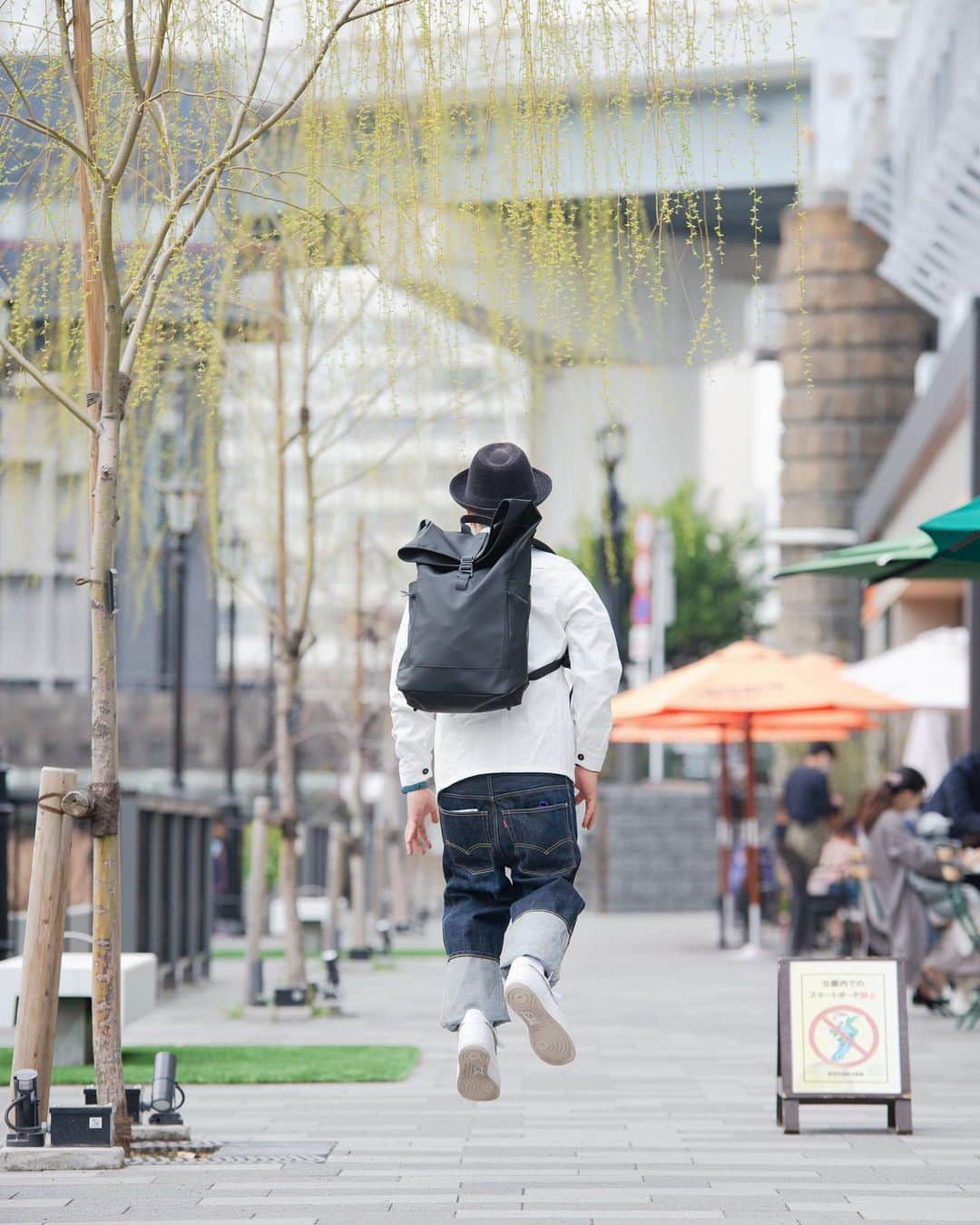 kazumaさんのインスタグラム写真 - (kazumaInstagram)「.. . 桜、東京スカイツリーと小人感 . . 桜が見頃になってきた今日この頃。 東京の最高気温は22℃でもう桜の満開も近いかな🌸 . 最近出掛ける日は写真のバックパック一択に。 ガストンルーガ（ @gastonluga )さんにRULLENというバックパックを提供頂きました。 こちらを提供頂いてから使ってみたらヘビロテになってしまいました🤣 . . 容量よし、防水素材だから雨の日よしと使い勝手よく、ノートPC用のパッド入りポケットあるのでiPadの持ち運びもよろしと普段使いにバッチリでした👌 一眼レフ入れて、羽織る用のジャケットも入れられるバックパックは持ってなかったので助かりまくりw でも一眼持ち運びは大きいのでやはりカメラの新調しよーかな📸 . . .  #GastonLuga  #ガストンルーガ  #バックパック  #リュック  . ------------------------------ ●Instagram公式アカウント： @gastonluga  ●オンラインストア： https://gastonluga.com/jp ●安心の国内発送＆配送返品交換 送料無料 ●公式ストア15%ディスカウントクーポン（期限なし）：KZ612 ●🌸 #新生活応援 キャンペーン 🌸（3/15~4/11) 新しい生活に　新しいバックパックを 次の一歩を踏み出す あなたを応援📣 バックパックorセット購入でトイレタリーポーチプレゼント！ ※ 最新情報はGastonLuga公式Webサイトをチェック ------------------------------ . . . . . #tokyoskytree  #東京スカイツリー #cherryblossom  #桜 . . . . . . . . . . . . . . . . . . . . . . . . ————————————————— #igersjp #team_jp_  #instagramjapan #icu_japan  #like4like #instalike #写真が好きな人と繋がりたい#ファインダー越しの私の世界  #instadaily #igrecommend #lovers_nippon #picture_to_keep  #jp_gallery_member  #東京カメラ部 #tokyocameraclub #indies_gram  #instagood #japan_daytime_view #art_of_japan_  #ig_photooftheday #広がり同盟  ————————————————— . . . . . . .. ...」3月27日 8時06分 - kazuma612