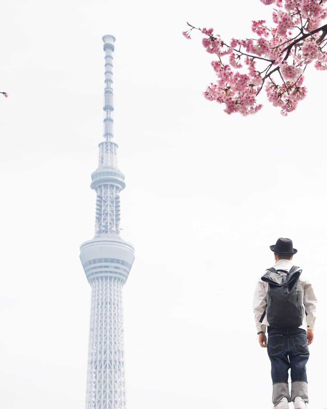 kazumaのインスタグラム：「.. . 桜、東京スカイツリーと小人感 . . 桜が見頃になってきた今日この頃。 東京の最高気温は22℃でもう桜の満開も近いかな🌸 . 最近出掛ける日は写真のバックパック一択に。 ガストンルーガ（ @gastonluga )さんにRULLENというバックパックを提供頂きました。 こちらを提供頂いてから使ってみたらヘビロテになってしまいました🤣 . . 容量よし、防水素材だから雨の日よしと使い勝手よく、ノートPC用のパッド入りポケットあるのでiPadの持ち運びもよろしと普段使いにバッチリでした👌 一眼レフ入れて、羽織る用のジャケットも入れられるバックパックは持ってなかったので助かりまくりw でも一眼持ち運びは大きいのでやはりカメラの新調しよーかな📸 . . .  #GastonLuga  #ガストンルーガ  #バックパック  #リュック  . ------------------------------ ●Instagram公式アカウント： @gastonluga  ●オンラインストア： https://gastonluga.com/jp ●安心の国内発送＆配送返品交換 送料無料 ●公式ストア15%ディスカウントクーポン（期限なし）：KZ612 ●🌸 #新生活応援 キャンペーン 🌸（3/15~4/11) 新しい生活に　新しいバックパックを 次の一歩を踏み出す あなたを応援📣 バックパックorセット購入でトイレタリーポーチプレゼント！ ※ 最新情報はGastonLuga公式Webサイトをチェック ------------------------------ . . . . . #tokyoskytree  #東京スカイツリー #cherryblossom  #桜 . . . . . . . . . . . . . . . . . . . . . . . . ————————————————— #igersjp #team_jp_  #instagramjapan #icu_japan  #like4like #instalike #写真が好きな人と繋がりたい#ファインダー越しの私の世界  #instadaily #igrecommend #lovers_nippon #picture_to_keep  #jp_gallery_member  #東京カメラ部 #tokyocameraclub #indies_gram  #instagood #japan_daytime_view #art_of_japan_  #ig_photooftheday #広がり同盟  ————————————————— . . . . . . .. ...」