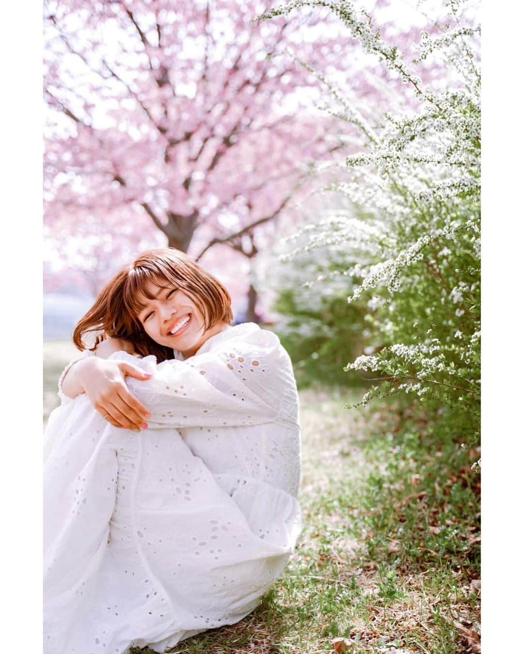 クロさんのインスタグラム写真 - (クロInstagram)「「寒桜」と「雪柳」のコラボ〜🌸🌸🌸 空の青、寒桜のピンク、雪柳の白と緑…  ポカポカ陽気に春のカラーが可愛いよ☺︎  photo by @_cha0ri_   #痩せてまた前歯出てきた #前歯の出具合で痩せ具合も測れる #ポートレートでカラコンなしも初めてかも #途中同じ写真2枚出てくるのはお得意のミスです #ポートレート　#寒桜 #春探し #お散歩 #雪柳 #アラフォー #あいのり　#東洋大学 #桜 #sakura #横顔」3月27日 8時37分 - kuro_risa