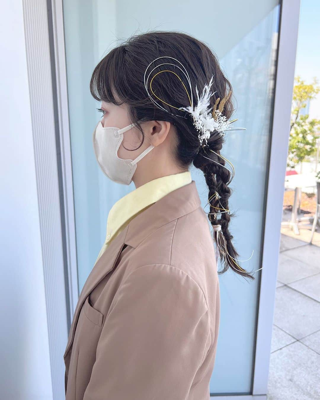 福間エリサのインスタグラム：「graduation hair 🤍 ⁡ 2本の編み下ろしarrange . ⁡ いつもお任せ下さりありがとうございます♡ ご卒業おめでとうございます🌸 ⁡ #袴ヘア #袴ヘアアレンジ #卒業式ヘア #編み下ろしアレンジ #編み下ろし #エリサアレンジ #エリサ_お客様hair ⁡ ⁡ ⁡ ▫️新規のお客様も大歓迎です！ ご予約方法は、ハイライトをご確認ください。 ✂︎ZACC vie ✂︎ 港区北青山3-11-7 Ao4F 🚋表参道駅【B2】出口出てすぐ！ ご予約専用ダイヤル☎︎03-5468-5882 【火・水 定休】 ⁡ #暗髪カラー #ピスタチオカラー #グレージュ #韓国風ヘア #シースルーバング #オリーブベージュ #おくれげ #た淡色女子 #色素薄めカラー」