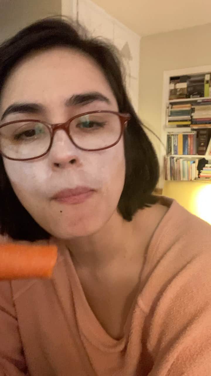 シャニン・ソサモンのインスタグラム：「Finally got around to making a video of me eating a carrot. Thank you for your patience.」