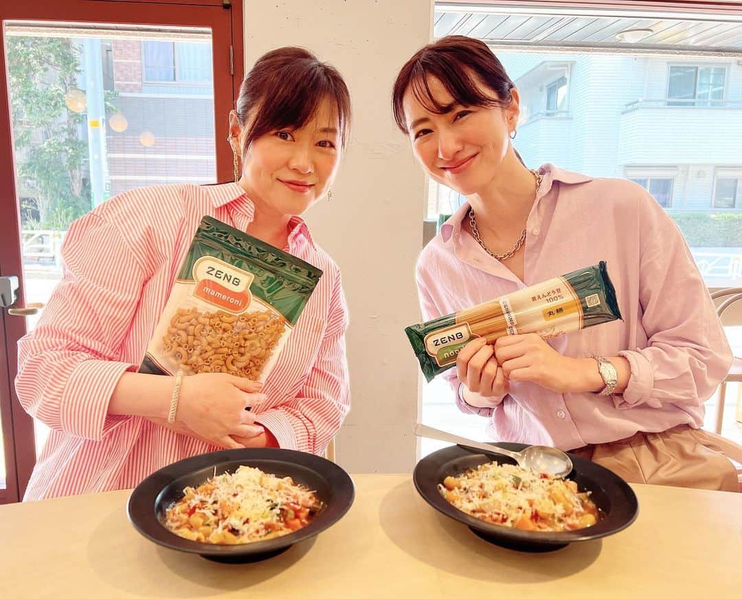 前田ゆかのインスタグラム：「先日の試食会は 以前から豆100％でグルテンフリーのZENBファンだった私。  ZENBヌードルの良さを共有したくて試食会へ @zenb_japan  @hiroyo1004  裕世ちゃんと一緒に行ってきました⤴︎  ZENBヌードルにマメロニは豆だけで出来た麺。いつものごはんより糖質30%タンパク質、食物繊維が豊富！  よく作るマメロニスープも改めていただいてみると素材の味を大切に調味料を塩のみとシンプルにすると豆の旨味が際立つ👏  充分に美味しい〜  ついつい入れ過ぎちゃう調味料は足すより引くがポイントですね！！  実際こだわりなどお話し聞いていただくと発見も多く益々ファンになりました。  植物を可能な限りまるごと食べるZENBペーストにスティックは種や芯まで濃縮した野菜とオリーブオイルだけで作られて食物繊維やポリフェノールもたっぷり！ ビーツは特に甘いです⤴︎野菜好きにたまりませんよ⤴︎🤍  野菜を余すことないのはサスティナブルで新時代の食生活です！  #ZENB #ゼンブヌードル #マメロニ #ゼンブスティック #ゼンブペースト #グルテンフリー #試食会は食べて元気に #楽しくうれしくて興奮」