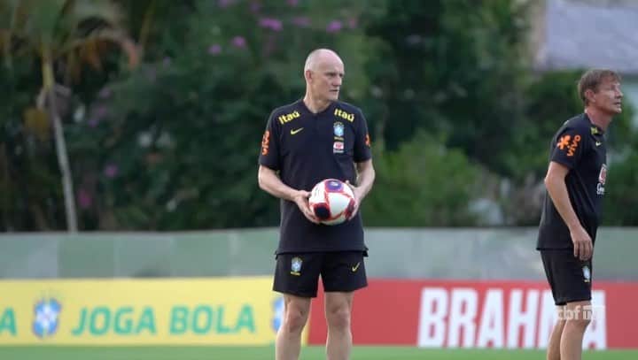 クラウディオ・タファレルのインスタグラム：「de volta aos treinos na Granja 🇧🇷」