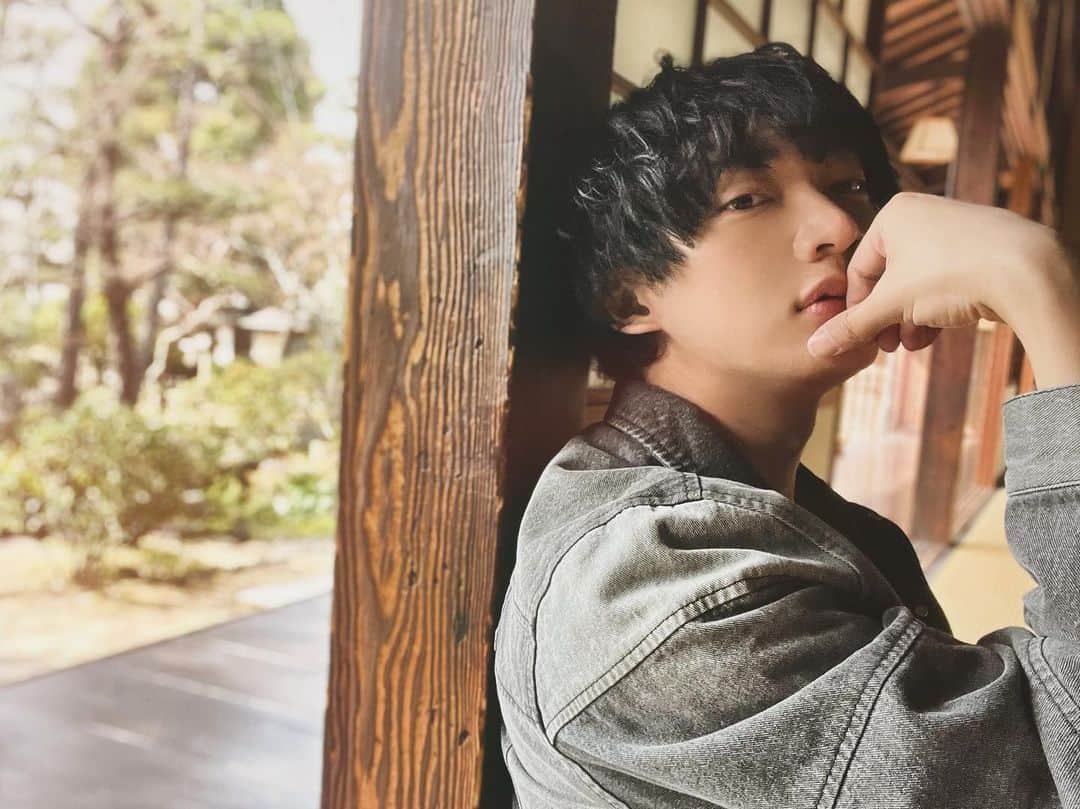 和合真一のインスタグラム：「旅してるといろんなシチュエーションで撮れるから良いよね。  スタンド置いてセルフタイマーで撮影してるんで、準他撮り。  #岡山県 #倉敷 #休憩しているように見えるのか #自分を自分の拳で殴っているように見えるのか #和合真一 #shinichiwago」