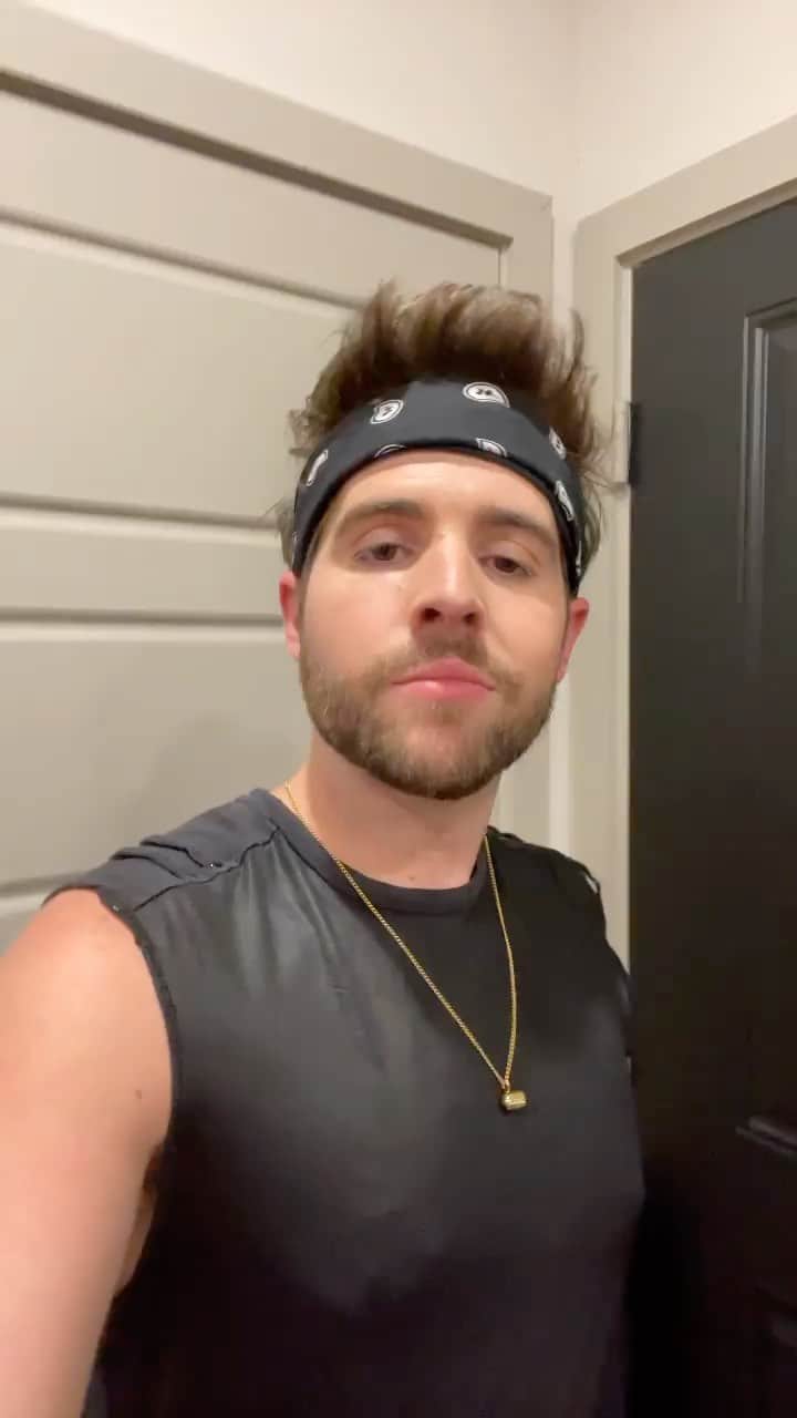クリスタ・アレンのインスタグラム：「Thank you @andrewjduffer for this hilarious and wonderful toast! Omg I’m floored!!! I laughed and cried and giggle-snorted the whole way through.  I love you so! Thanks for trusting me with that mind of yours. It’s such a beautiful  one. ❤️  Y’all please follow Andy for the most hilarious lefty political roast videos out there … He is one of the funniest humans I know. 🙌🏼 #healing  #trauma  #boldandbeautiful  #imnotadoctorbutiplayoneontv」