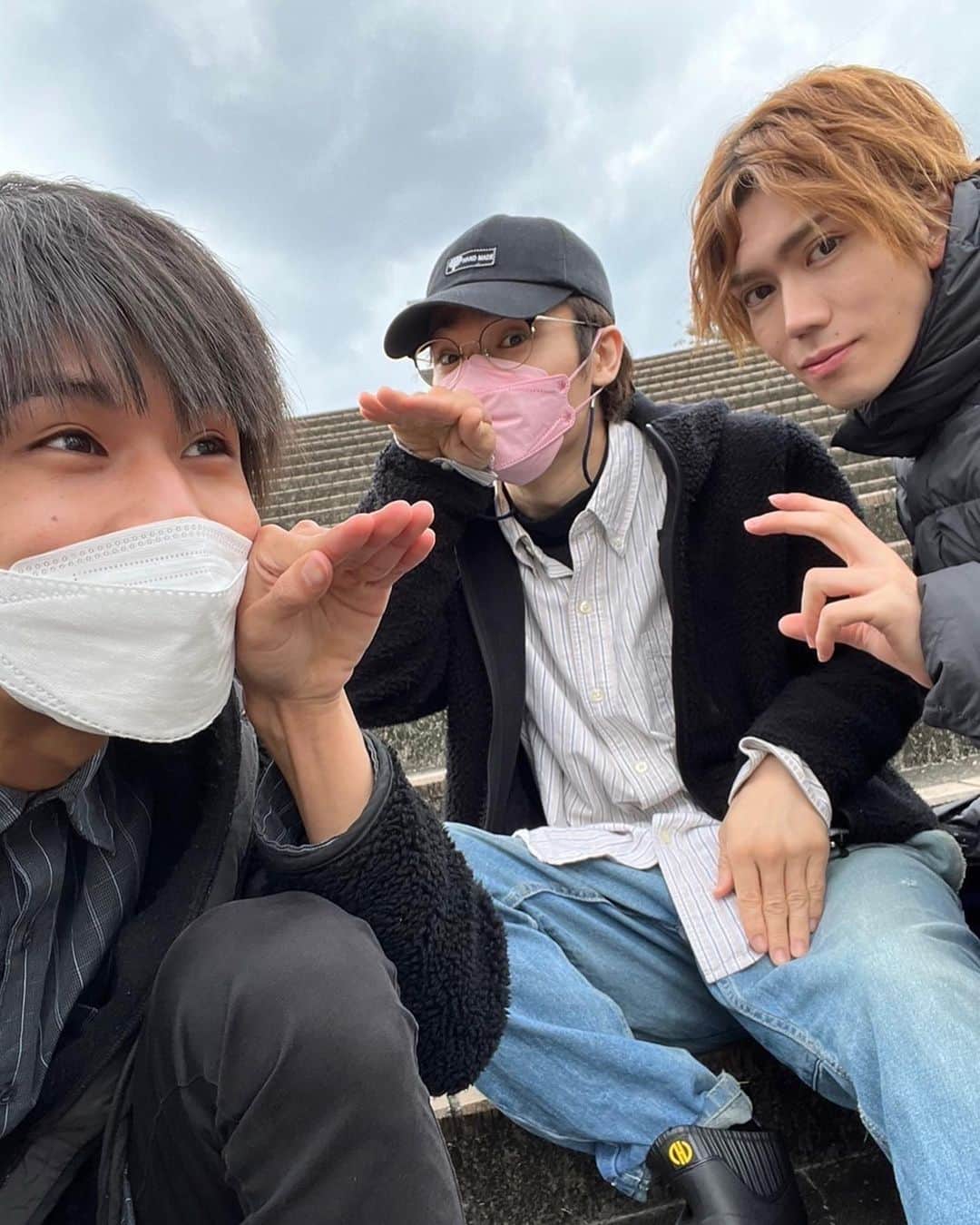 樋口晃平のインスタグラム：「ドン四話！ご視聴ありがとうございました！  おにぎり屋を復興できて良かった！  そして、、タロウの人に尽くしすぎてしまい人が離れてしまう。そんなタロウを見て下さいましたか？  さあさあ面白くなってきた！ ドン五話も宜しくお願い致します🍑🍑  #暴太郎戦隊ドンブラザーズ  #ドンブラザーズ  #樋口幸平 #柊太郎  #鈴木浩文」