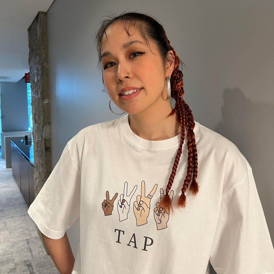 AIのインスタグラム：「☮️チャリティーTシャツ、明日3/28(Mon) 23:00まで！Charity T-shirts, the deadline is tomorrow☮️  詳細はプロフィールのリンクから✅ / for more information link in my bio🕊  今週募集をスタートさせてこれまでたくさんのオーダーみんな本当にありがとうございます🙏🏻  予定通り明日締め切ってそこまでに集まったお金を今ウクライナとロシア国境付近で人道支援をしている古くからの友達であり昔からずっと世界が良くなるように活動を続けてきている私も信頼する森下雄一郎 @yuichiro_morishita に全額託させていただきます。  ウクライナ東部の町からロシアに避難した人達は子供女性が圧倒的に多いみたいで、ウクライナ西側のポーランドなどの国境国に避難した人達に比べてなかなかニュースにもならないし、支援物資などの人道支援がほとんど行き届いていない現状があるようなので、そのエリアに支援物資を届けるべく森下雄一郎は現地で奮闘してくれていて、彼との話だと今回のみんなから預かった思いは来週中に本当に必要な支援物資を現地の声を聞き、現地の状況を実際に確認した上で彼に判断をしてもらう予定です。みんなと作り上げた思いがどのような人道支援に繋がっていったかのシェアもおいおいさせていただきます。  Tシャツのサンプルも昨日あがって着てみたけど良い感じで可愛かったです🔥  今自分達に何ができるか、We can  Take Action for PEACE!!!!!!  “TAP”!!!!!!!! @take_action_for_peace   是非世界の平和のために一緒にTAPしましょう✌️✌️✌️  Let’s make the world come together and make peace together…..  We can do anything if we do it together.  So please let’s start helping each other❤️ we are all connected .  All we need is love right now🙏」