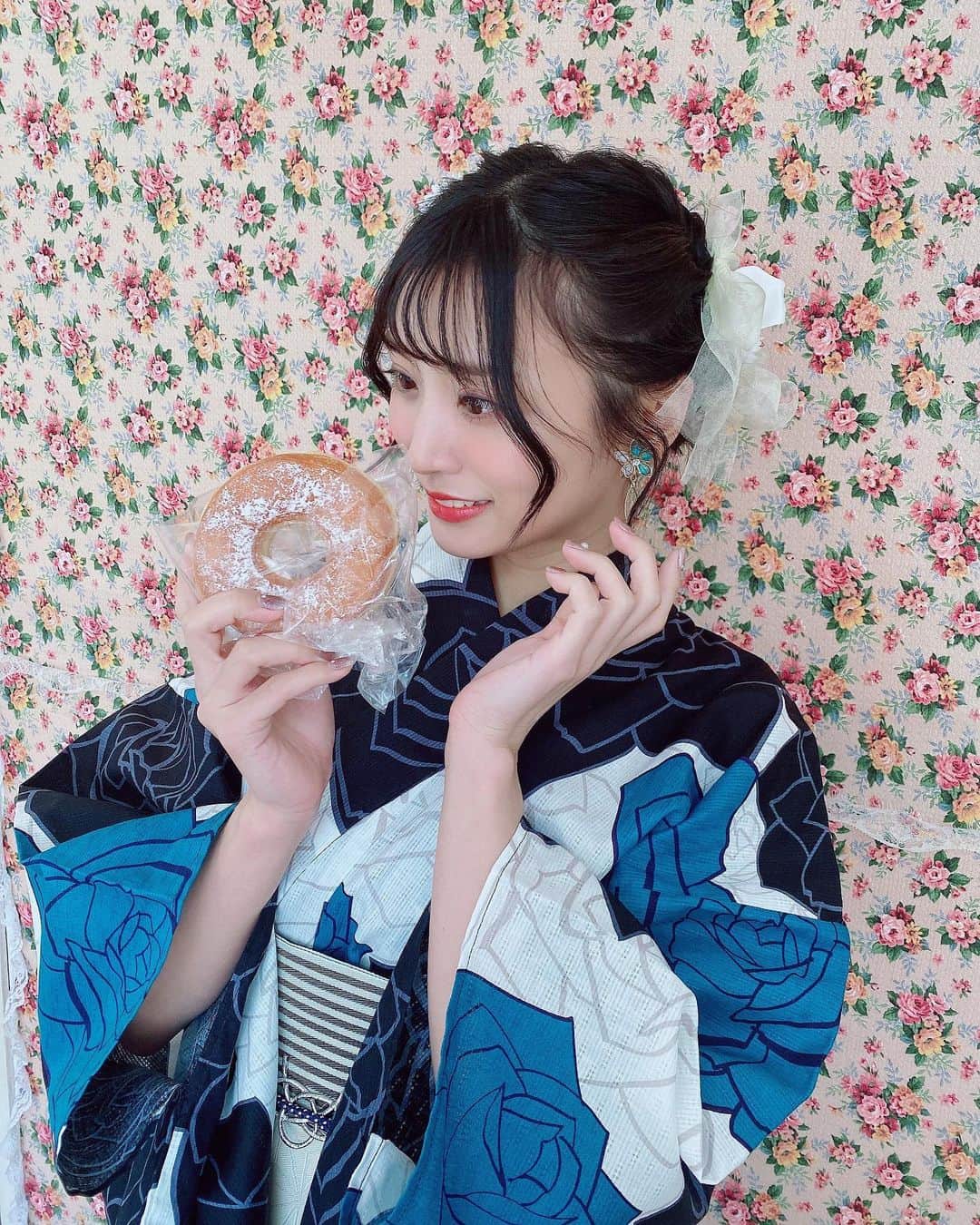 根岸愛のインスタグラム：「🍩👘🍩 . 美味しいもの食べたいっ カレンダーのネット販売の情報 しばしお待ちを！！ 昨日お渡し会で完売したの嬉しかったなぁ🥰 浴衣とドーナツ👘🍩 #浴衣 #浴衣女子 #ドーナツ #根岸愛カレンダー2022 #lovediary #もぐもぐ #オフショット」