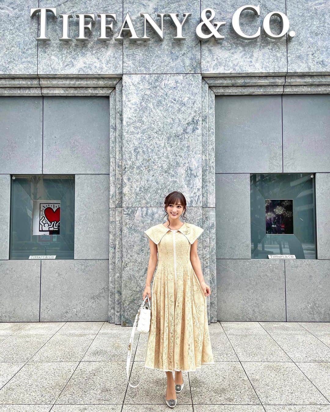 のインスタグラム：「結婚式の日のお呼ばれコーデ💒💐 お友達が素敵に撮ってくれました📷 質問もいただいていたのだけど、 実は先日載せたワンピースの色違い💛笑 お気に入りすぎて2色購入しました🫣  dress @celford_official #celford  bag @dior #dior shoes @manoloblahnik #manoloblahnik jewelry @chanelofficial #chanel  #ootd#Japanese#japanesegirl#instafashion#rubi_fashion#新米ママ#東京ママ#오오티디#아웃핏#年子ママ#東京ママ#男の子ママ#女の子ママ#年子育児#年子ママ#年子兄妹#セルフォード#マノロ#マノロブラニク#結婚式#オケージョンドレス#結婚式お呼ばれ」