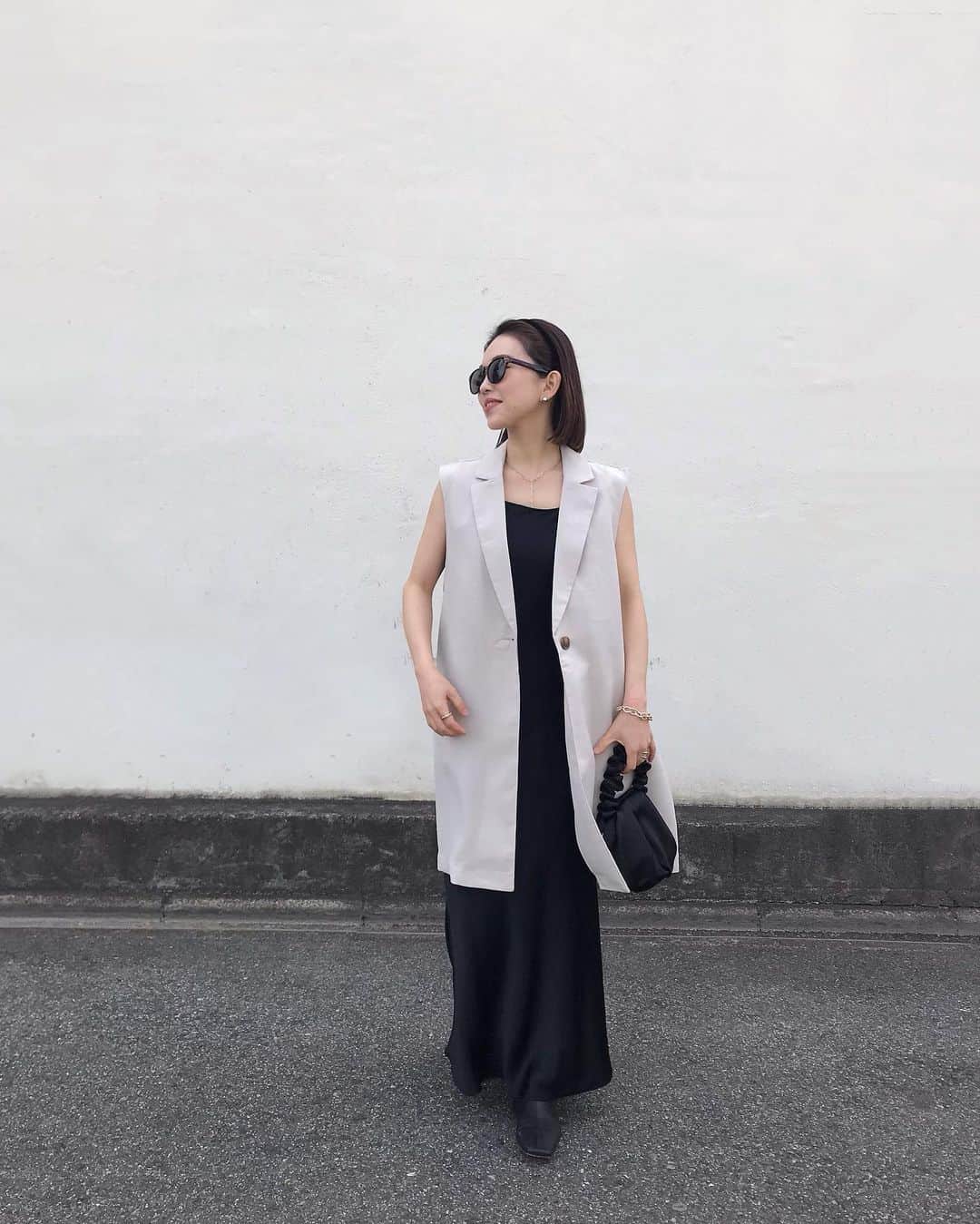 muua777のインスタグラム：「. ⁡ マニッシュなロングジレは @earth __1999 ⁡ 襟付きで綺麗めなのに洗濯機で洗えて 小さなお子さんのいるママさんも安心☺️ ⁡ 薄手なので夏にもさらっと羽織れます♪ ⁡ 小柄でも長過ぎない丈も◎ ⁡ ⁡ ⁡ ⁡ #earthmusicandecology#アースミュージックアンドエコロジー#きれいめカジュアル#きれいめコーデ#春服コーデ#ロングジレ#ジレ#シンプルコーデ#ママコーデ#おちびコーデ#おちびの輪#低身長コーデ#モノトーンコーデ#150cm#pr」