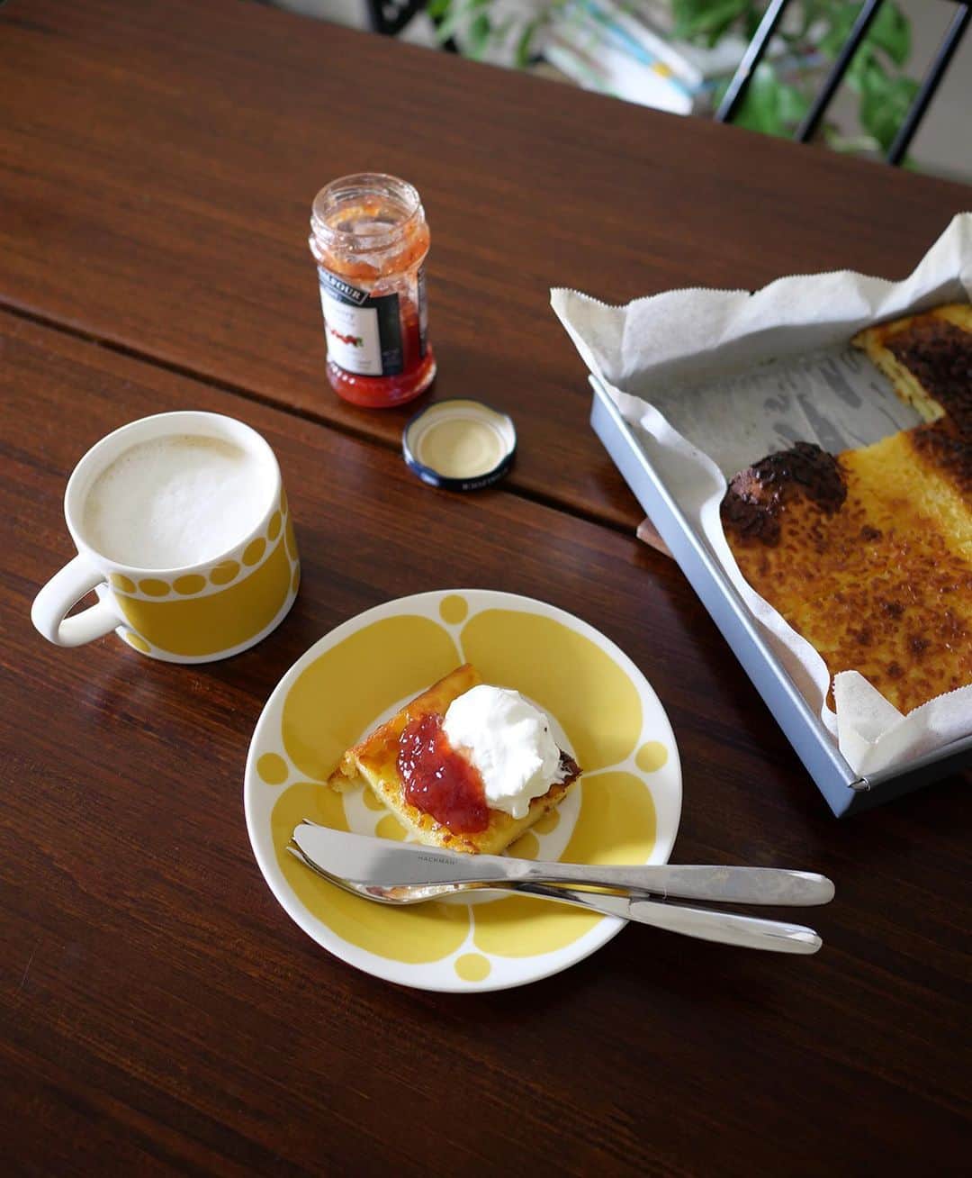 Scopeさんのインスタグラム写真 - (ScopeInstagram)「日曜日のパンヌカック ⁡ 冷蔵庫に 賞味期限切れが近い 生クリームがあると 週末にパンヌカック というフィンランドの パンケーキを焼きます。 ⁡ Pannu（フライパン） Kakku（ケーキ） ⁡ という意味ですが、 フライパンは使わず オーブンで焼き上げる のが特徴です。 ⁡ 小麦粉、牛乳、卵、 ベーキングパウダー、 グラニュー糖、バター を混ぜ合わせた生地を オーブンで30分焼き 仕上げに生クリームや ジャムをトッピングして 完成。アイスクリームを 添えるのもグッド。 ⁡ フィンランドでは デザートとして出てくる ことが多いパンヌカック ですが、結構ずっしり しているので私にとっては 週末の贅沢朝ごはんという 立ち位置になっています。 ⁡ スコープ松尾 ⁡ #scope_japan #arabiafinland #sunnuntai #pannukakku」3月27日 10時48分 - scope_japan
