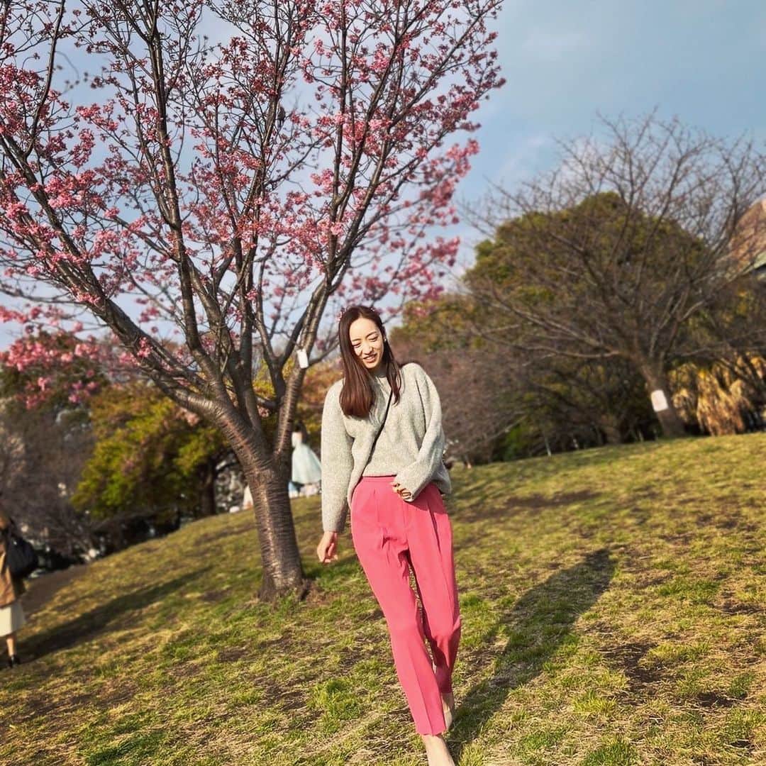 我謝レイラニのインスタグラム：「まだちょっと花見には早かったけど‥ 来週？再来週？あたりリベンジかな？ 普段モノトーンが多いけど‥こないだ @elura_official の展示会で頼んだピンクのパンツ着てみたよ(σ´∀｀)σ うんっ！可愛い♡w 春の陽気にウキウキだし、明るい服着て心が躍る〜💃🏻 #Elura #エルーラ #大人の悩みに効くゴーデ♡」