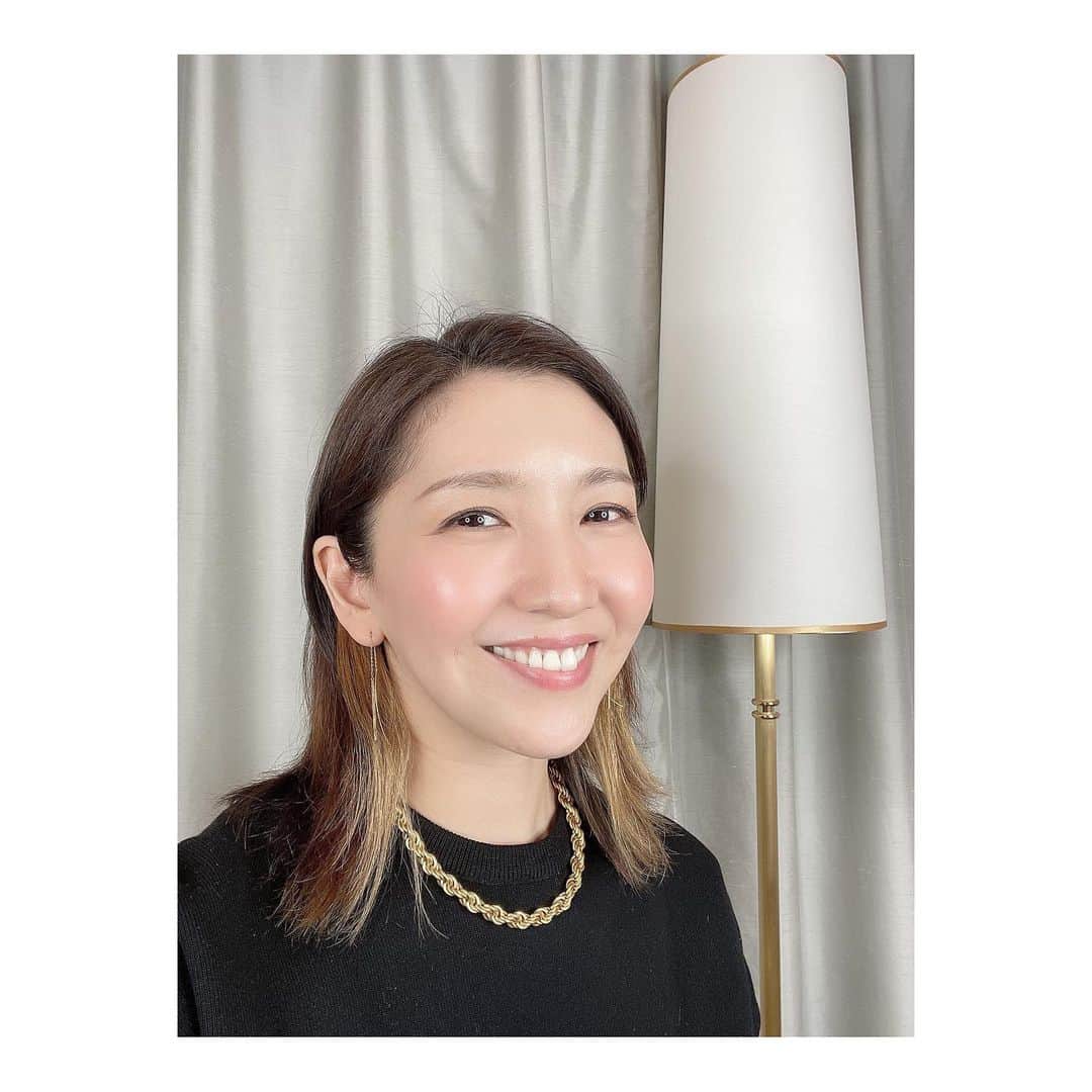 のインスタグラム：「⁡ ⁡ 昨日、リモート夜会J's ROOM～春～にご参加くださった皆様、ありがとうございました。 ⁡ 何だか、ゲストの彩乃かなみさんとの歯医者の話と、春財布の話しか残ってないのは私だけでしょうか……笑。 みほこ、いつもの脱線しまくりの会話に付き合ってくれてありがとう……あなたの方が脱線率は高いですが。 @kanamiayano.official ⁡ 始まるまでバタバタでしたが、とっても楽しいひとときでした！ 本当にありがとうございました！！ ⁡ ⁡ さてさて、今日は大千秋楽。 いつも通り、全身全霊、頑張ります。 ⁡ ⁡ #リモート夜会 #彩乃かなみ さん #収益の一部を寄付金に #小児がんと闘う子どもたちと #そのご家族の為に #瀬奈じゅん ⁡ #カーテンズ #大千秋楽」