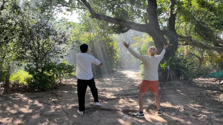 クリス（ありんくりん）のインスタグラム：「竹富町地域発信型映画をつくりました！ 「第14回沖縄国際映画祭」での初公開です（4/16） 「バーミィトーリ」（短編映画 上映時間:18分） 監督：宮城夏鈴 出演：池田卓、宮城夏鈴、ありんくりん　他 脚本：松島由布子  その前、 3/27（日）に石垣島で地域先行試写会がありますよ〜！ ぜひぜひお越しください！  あらすじ： イリオモテヤマネコの交通事故が減らないことに 島の若者は危機感を抱いていた。 そんなある日、若者の元に不思議な娘が現れる。 言葉を話さないが島のわらべうたを歌い、 手仕事をする娘。 一方、一攫千金を夢みる若者たちは、 娘がつくる美しい紙を見て、よからぬ計画を企てる。 果たして娘は何者なのか?　 人間はイリオモテヤマネコとともに、 西表島で生きていくことができるのか？ ーーーーー NEWS!  【竹富町地域発信型映画】 「バーミィトーリ」地域先行試写会です  日時：2022年3月27日（日）13時〜13時50分／14時〜14時50分 会場：いしがき島　星ノ海プラネタリウム 　　　（離島ターミナル内・西側エリア）  定員：各回30名（先着順） 観覧：無料（※事前申し込みが必要です） 【観覧申し込みフォーム】」