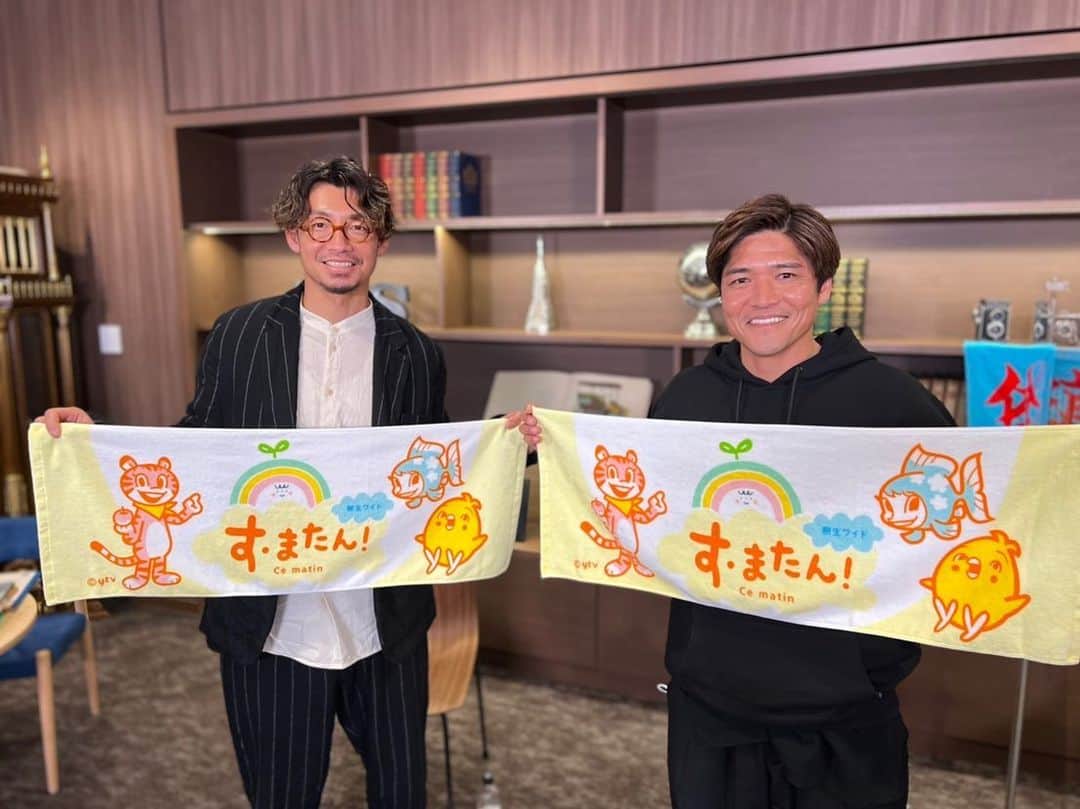 虎谷温子のインスタグラム：「昨日は、#鳥谷敬　さん、#大久保嘉人　さんと野球中継の副音声を担当させていただきました！ タイガースにとっては残念な結果となってしまいましたが… 実はひっそりと新タオルのお披露目もさせて頂いていたんです！ 鳥谷さん、大久保さんに持っていただきました😊 4月からは鳥谷さんと大久保さんにもスポーツコーナーにたくさんご出演いただく予定です！⚾️⚽️ 皆様お楽しみに😆 #すまたん」