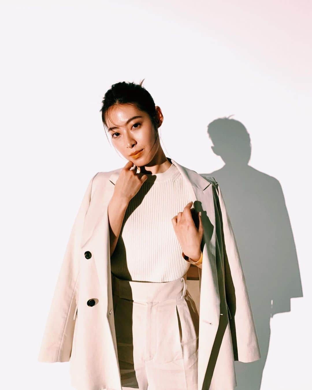 瀧本美織のインスタグラム：「@classy_mag_insta  テーマ別に素敵な時計を身につけさせていただきました。メイク特集も💄私は普段こういう大きめ存在感あるものが好きなんですが、レディなものも素敵で気になっています😍   #classy  #watch」