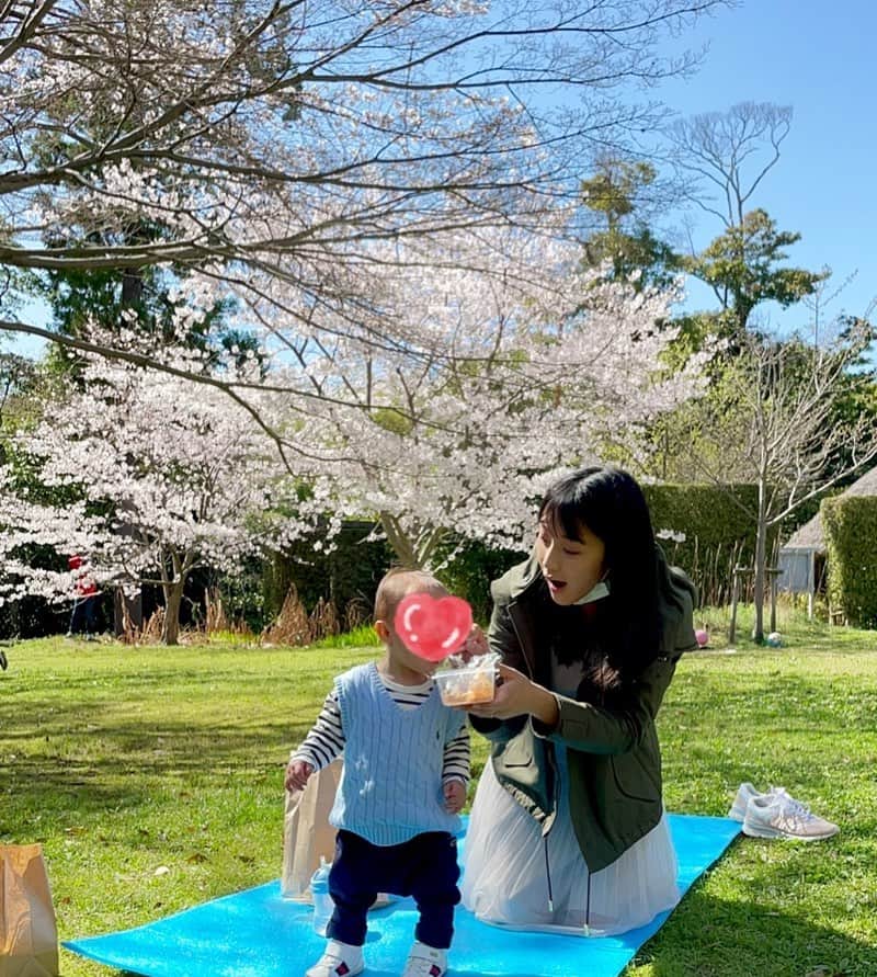 竹内由恵さんのインスタグラム写真 - (竹内由恵Instagram)「週末は家族でお花見。  いっぱい走って、どろんこになって、楽しかったね🌸  #お花見 #静岡」3月27日 22時27分 - yoshie0takeuchi