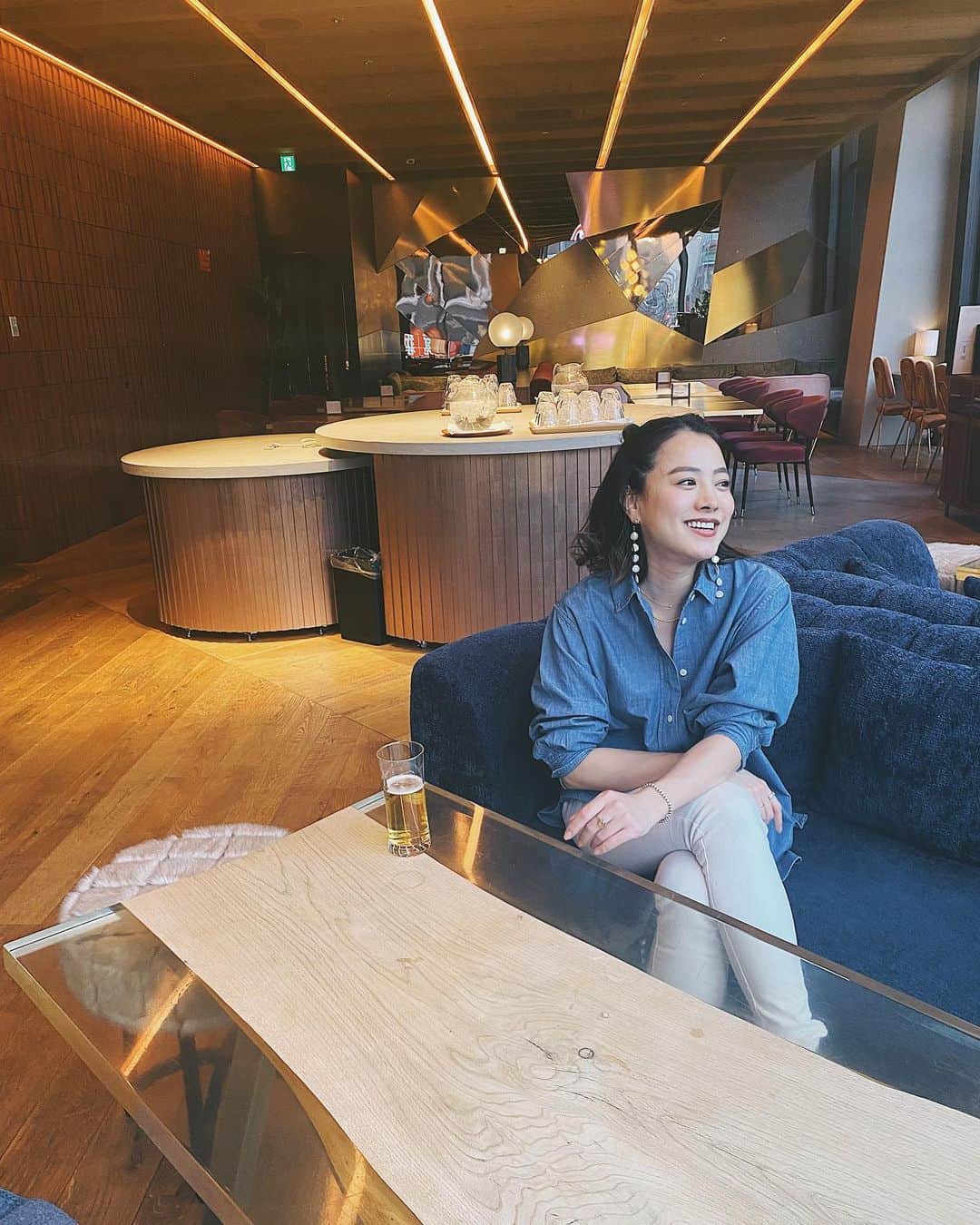 金ケ江悦子さんのインスタグラム写真 - (金ケ江悦子Instagram)「* 久々の札幌❄️ すすきののど真ん中にできた @hoteltheknotsapporo に宿泊。 #ホテルザノット  #初 #ライフスタイルホテル   お洒落な空間からみえる ドンキーやジャンカラの景色が すすきのらしくて 面白い😌  ラウンジでは 仕事もできる🙆‍♀️ ビールも飲める🍻 カジュアルに過ごしやすい空間。  利便性も抜群で 良さでした☺︎  すぐそばにあった UNIQLOで 服装も カジュアルに 全身コーディネート。。 笑。 #なぜか着替えたくなる #出張あるある   UNIQLO  @uniqlo_jp  ▶︎shirts  #コットンシャンブレーロングシャツ  ▶︎白パンツ #ウルトラストレッチスキニーハイライズジーンズ   シャツはL sizeにして程よいゆるさで ハイライズパンツは美シルエット&はき心地の良さから この春リピート間違いない🌸😌  #北海道 #札幌 #北海道出張 #札幌ホテル #hoteltheknot #hoteltheknotsapporo #ホテルザノット札幌 #カジュアルホテル #uniqloコーデ #ユニクロコーディネート」3月27日 22時33分 - etsuko_kanagae