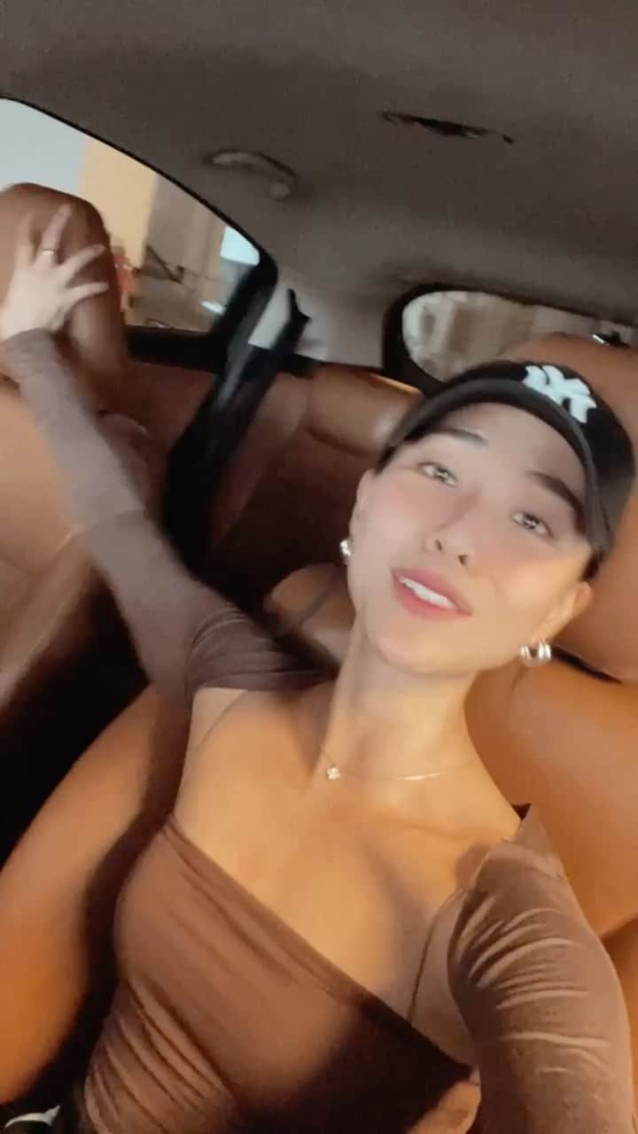 ソニアのインスタグラム：「A cheesy video dedication to my first ever car 🥲   I never thought saying goodbye would hit me this hard! Boris the Honda represented many things. When I collected the keys to this ride, it was such a moment for my family back then cos we’ve never had a brand new car before 🥺  He has also seen me through so much: celebratory moments, meltdowns, exes, occasional anxiety attacks, bad singing…the list could go on 😆 What I’m most grateful for is that he has kept me safe and secure all these years, and has also been my second home.   I always tell my friends - in the event of a zombie apocalypse you’ll definitely wanna come with me cos my fuel consumption is great and I have EVERYTHING you need: a variety of shoes, clothes, water, blankets, and if you’re lucky you might just find some snacks…  I couldn’t have asked for a better first car. Crowd sourced some of these iconic moments that you played such a key role in since 2016 - the amount of photoshoots I’ve done with you, the birthday surprises and laughs my friends and I shared during those drives…  Thank you for six fabulous years! You’ll never be forgotten ♥️」
