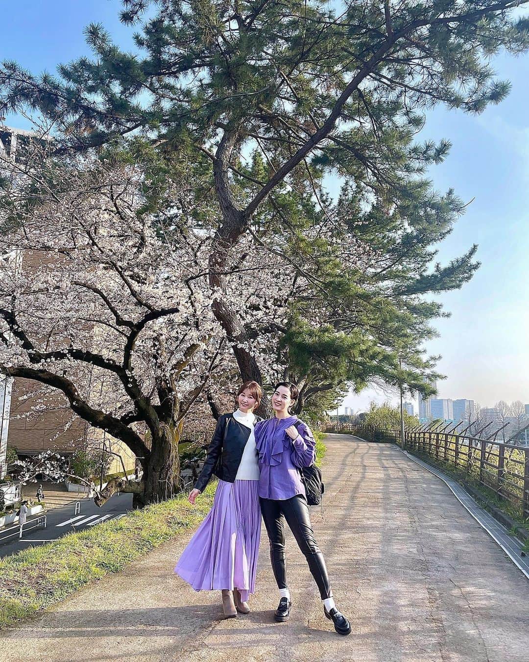 のインスタグラム：「. 奈津子さんとお出かけ♪ まさかのリンクコーデで、 会った瞬間に笑ってしまいました😂✨  こんなにピッタリくる事あります？笑  桜はもう少しで満開ですね♪楽しみ🌸  #ootd #リンクコーデ #パープルコーデ #春 #spring #桜 #sakura」