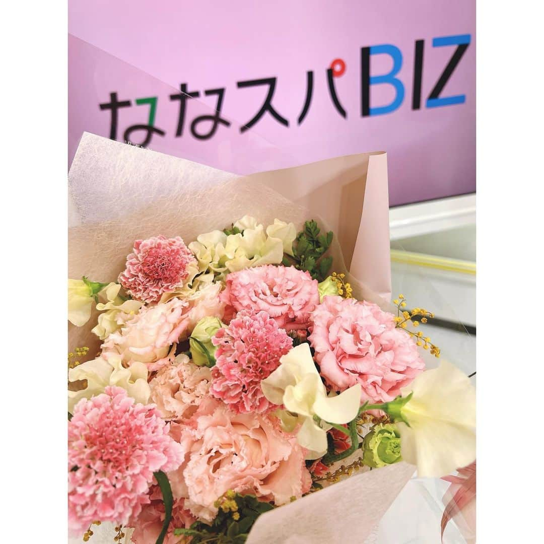 唐川美音さんのインスタグラム写真 - (唐川美音Instagram)「【ご報告】  先週のななスパBIZでもお伝えしましたが、 この度、6年間在籍したテレビせとうちを 退社することになりました。  いつも番組を観てくださった皆さま、 本当にありがとうございました。  私は入社2年目からニュース番組を担当し、 その後情報番組、ななスパと これまで様々な場所に取材に行かせていただきました。  取材先ではいつも温かく接していただき、 時には励ましのお言葉をくださり それがずっと私の心に支えになっていました。  何より生まれ育った岡山で、 6年間アナウンサーとして様々な情報をお届けできたことは 私の人生の中で最高の誇りです。  優しくて素敵なアナウンサーの先輩や後輩と 出会えたことも宝物です✨✨  いつも番組を観てくださった皆さま、 取材先でお世話になった皆さまには 心から感謝しております。  私は引き続き、岡山で暮らす予定ですので、 どこかでお会いした際はお声掛けいただけますと幸いです。  本当にありがとうございました🌸  唐川美音」3月27日 21時01分 - mio_karakawa