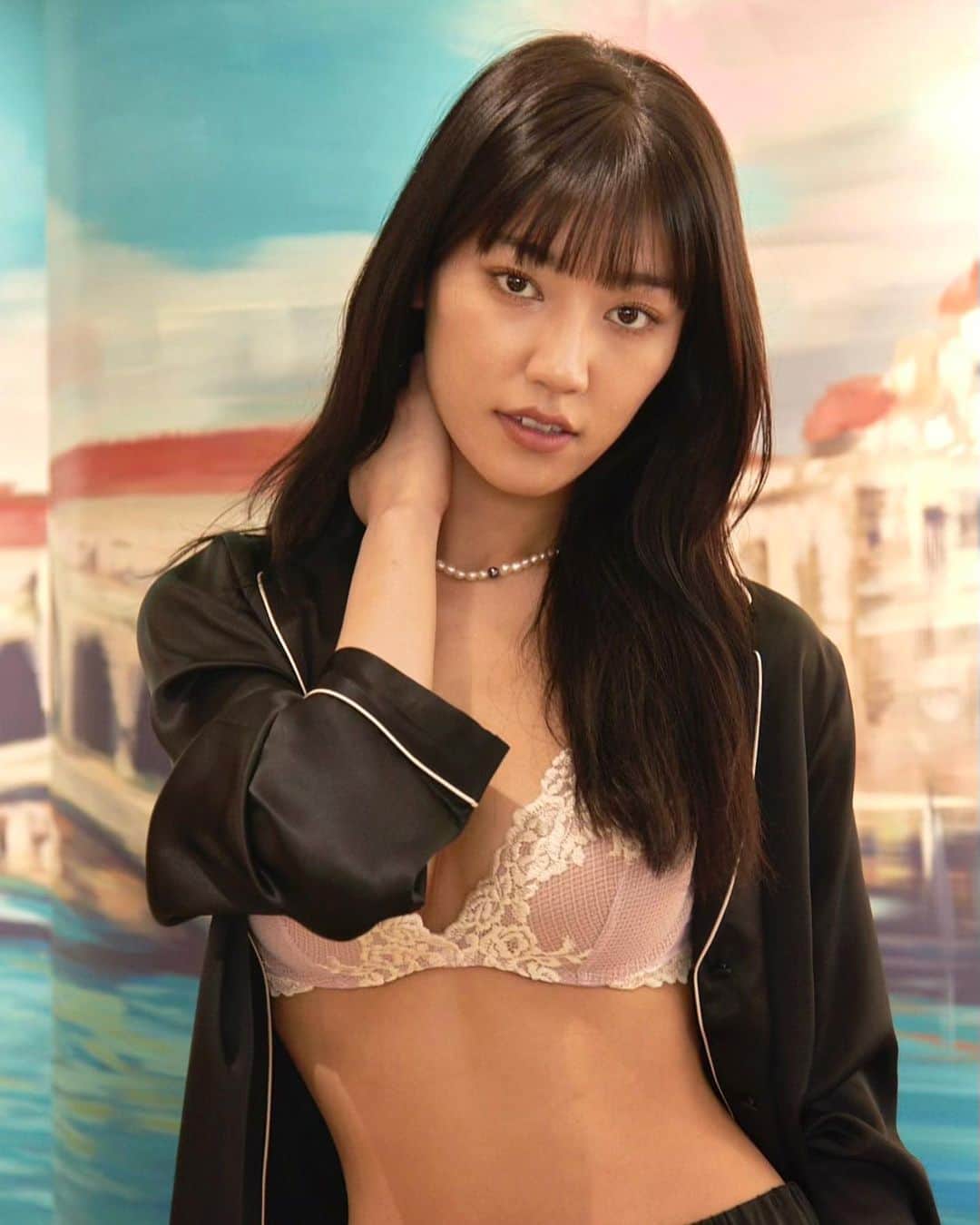 松本優のインスタグラム：「. @intimissimiofficial  春夏2022コレクションから、シルク100%のシルクブラウスと、 Intimisismiの最新コレクションのブラを合わせた、スタイリッシュで春 らしいワンマイルスタイルに🌸🤎 .  着心地が良くて私服でも使えそうなシルクブラウスがお気に入り🤤 愛用しているランジェリーブランドやから早速🥰 .   #intimissimi #AmorefromIntimissimi #italianlingerie #intimissimigirls #インティミッシミ #IwearIntimissimiSilk」